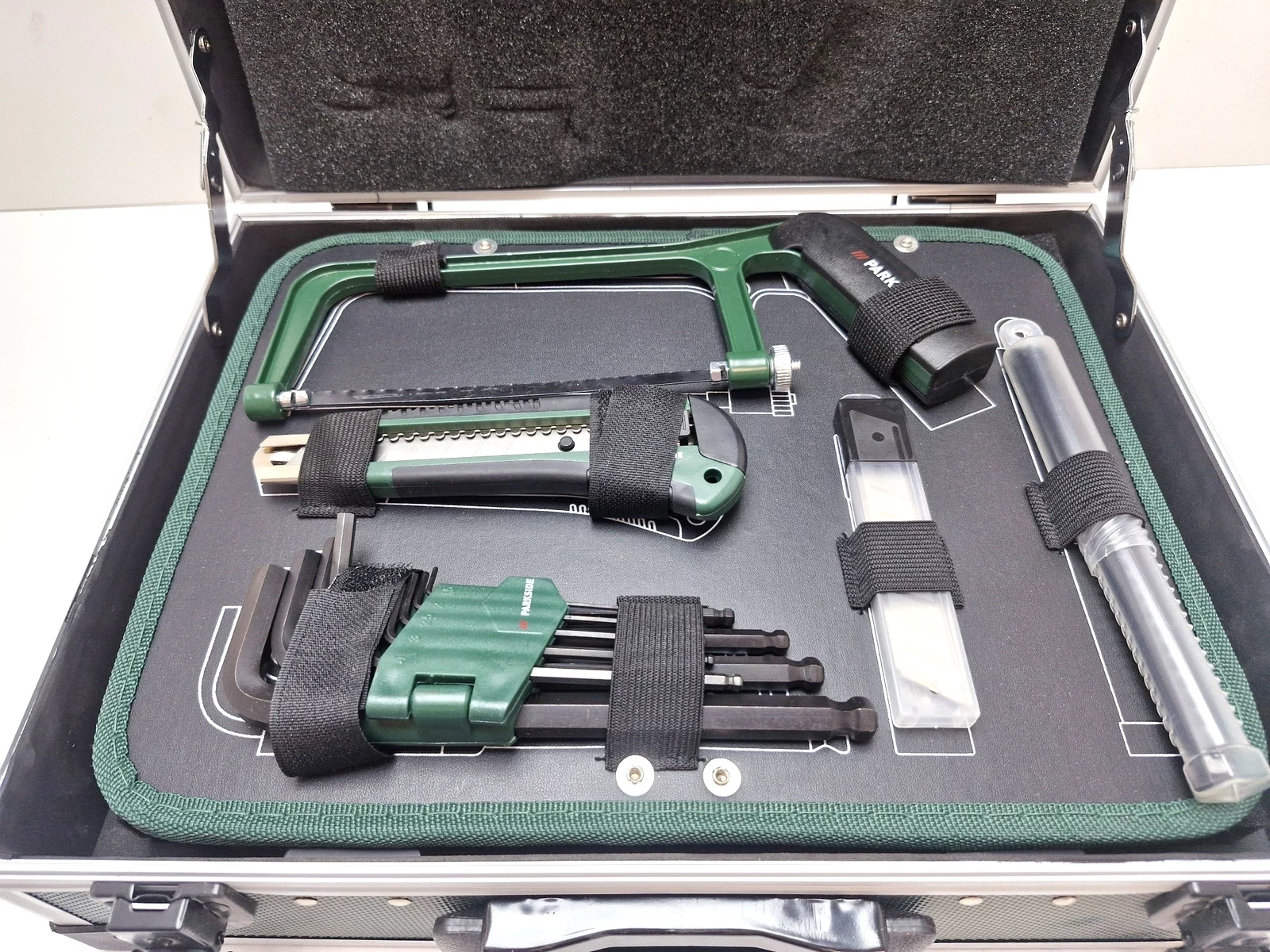 stalowa-walizka-z-narzedziami-108-elementow-marka-248811-951182