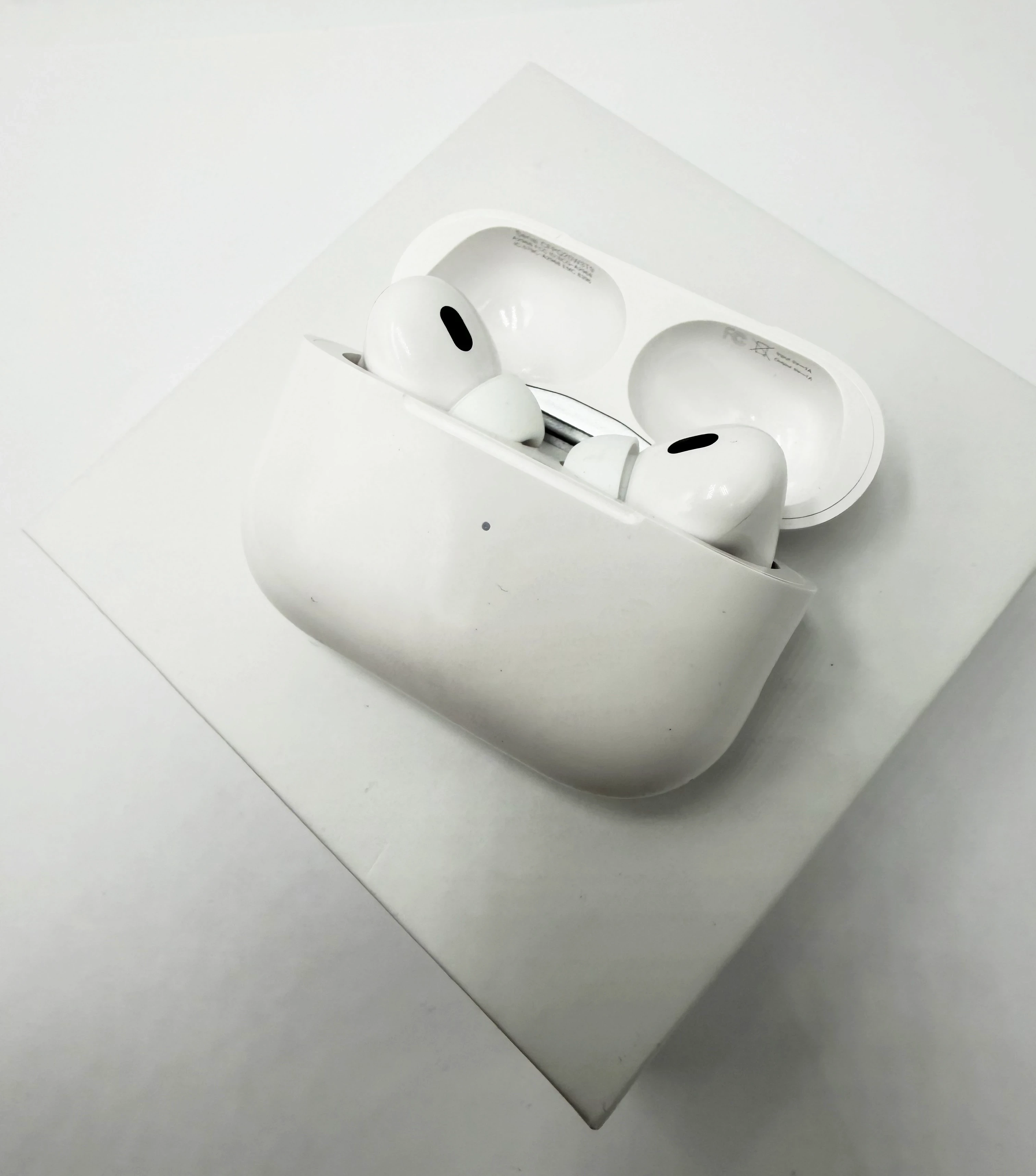 sluchawki-airpods-pro-komplet-kolor-dominujacy-129357-2