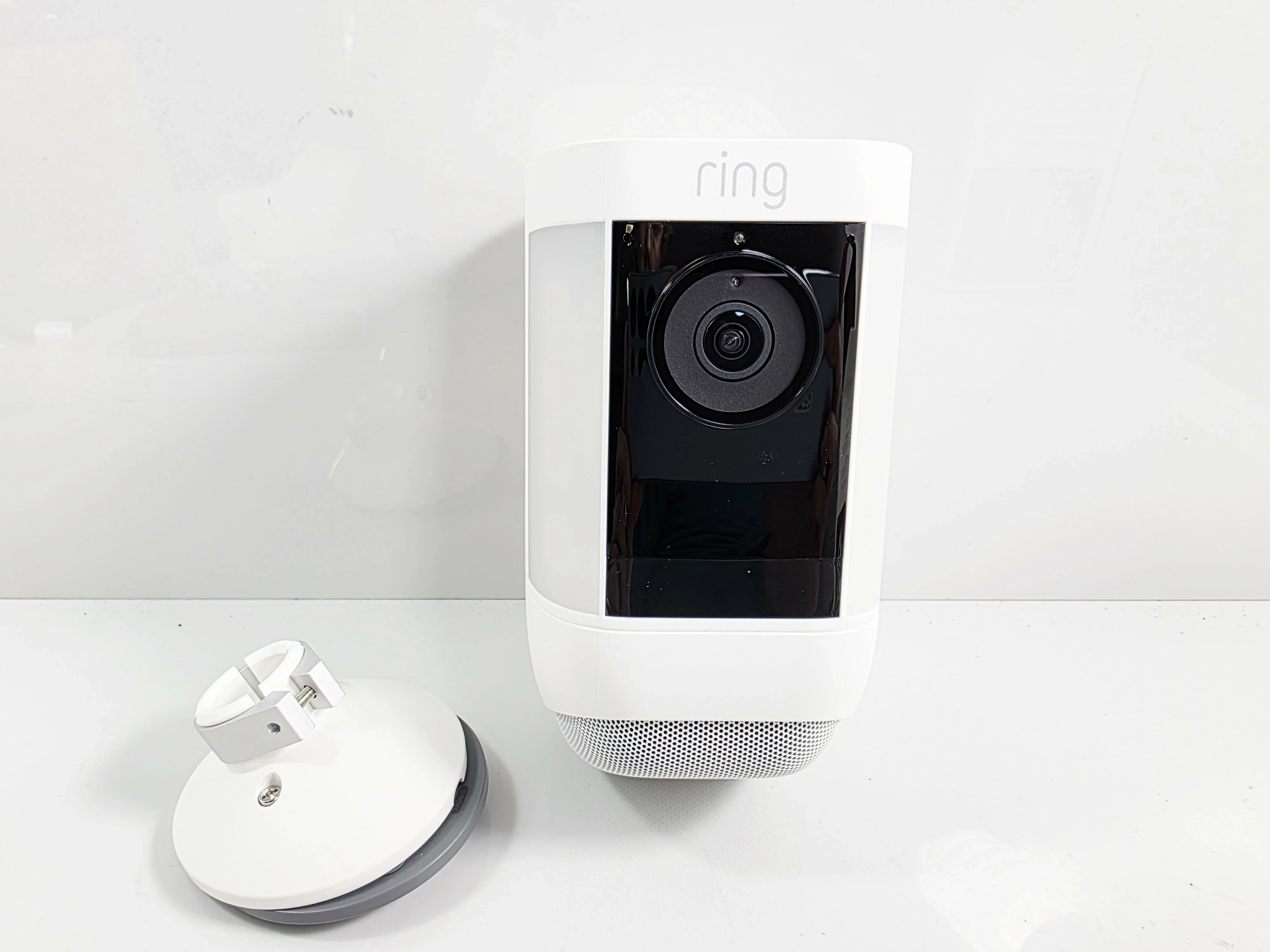 kamera-zewnetrzna-ring-spotlight-cam-pro-biala-wifi-wideo-2k-model-spotlight-cam-pro-plug-in