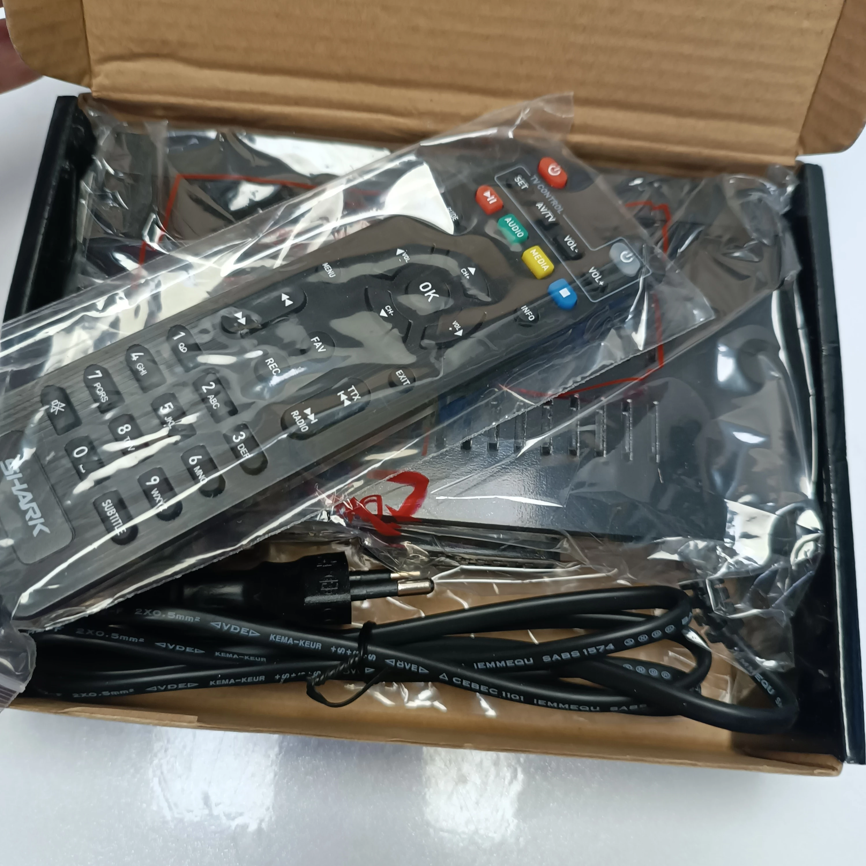 dekoder-dvb-t2-shark-dvbt005-sh-h265-stan-11323-2