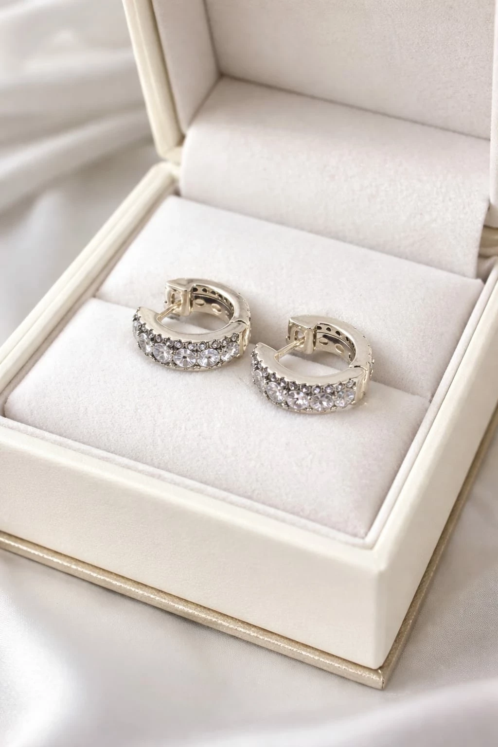 wyjatkowe-kolczyki-z-cyrkoniami-proba-925-waga-444-g-plac-dabrowskiego-2-zelow-palladium