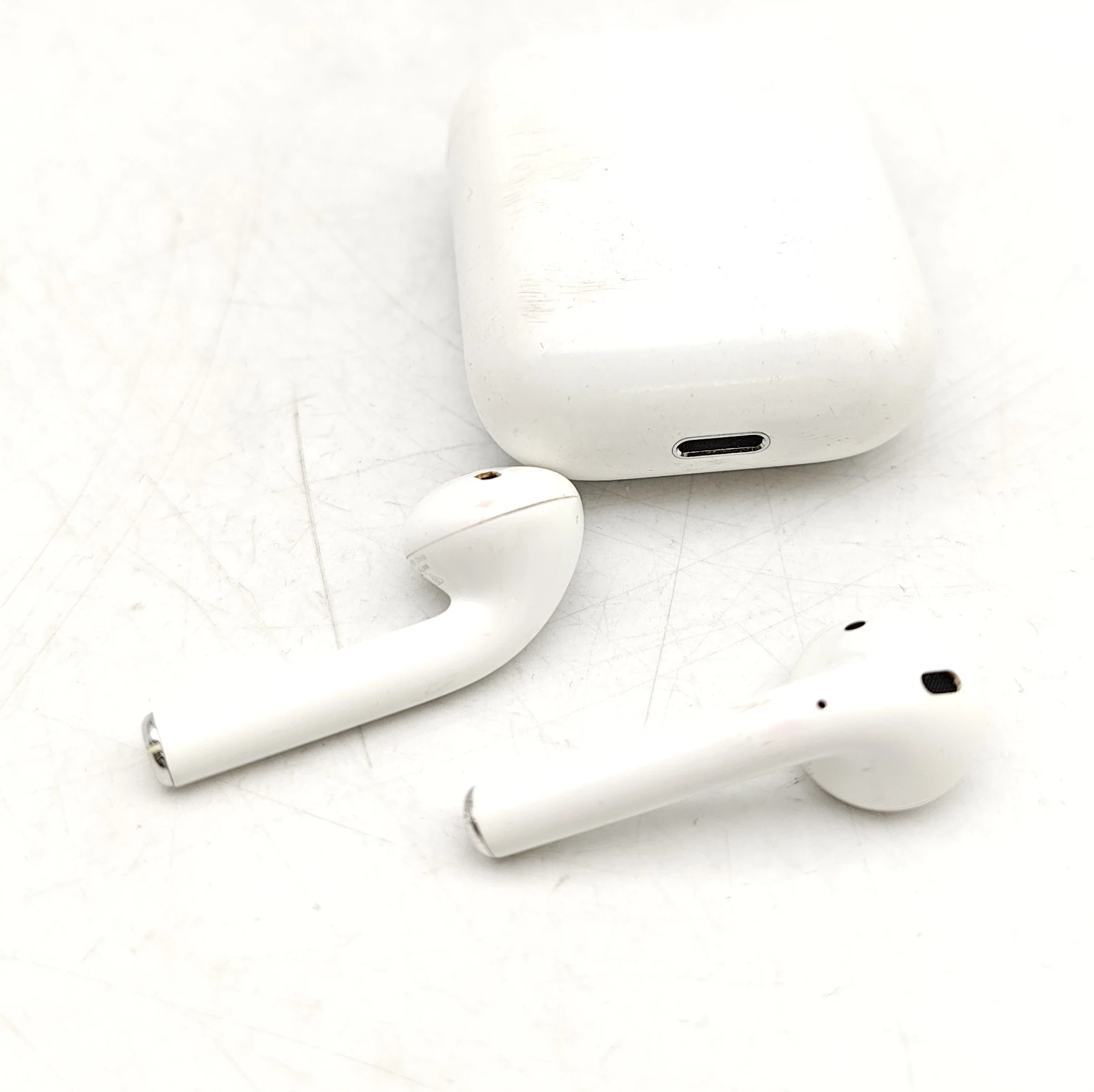 sluchawki-apple-airpods-2-gen-a1602-kolor-dominujacy-129357-2