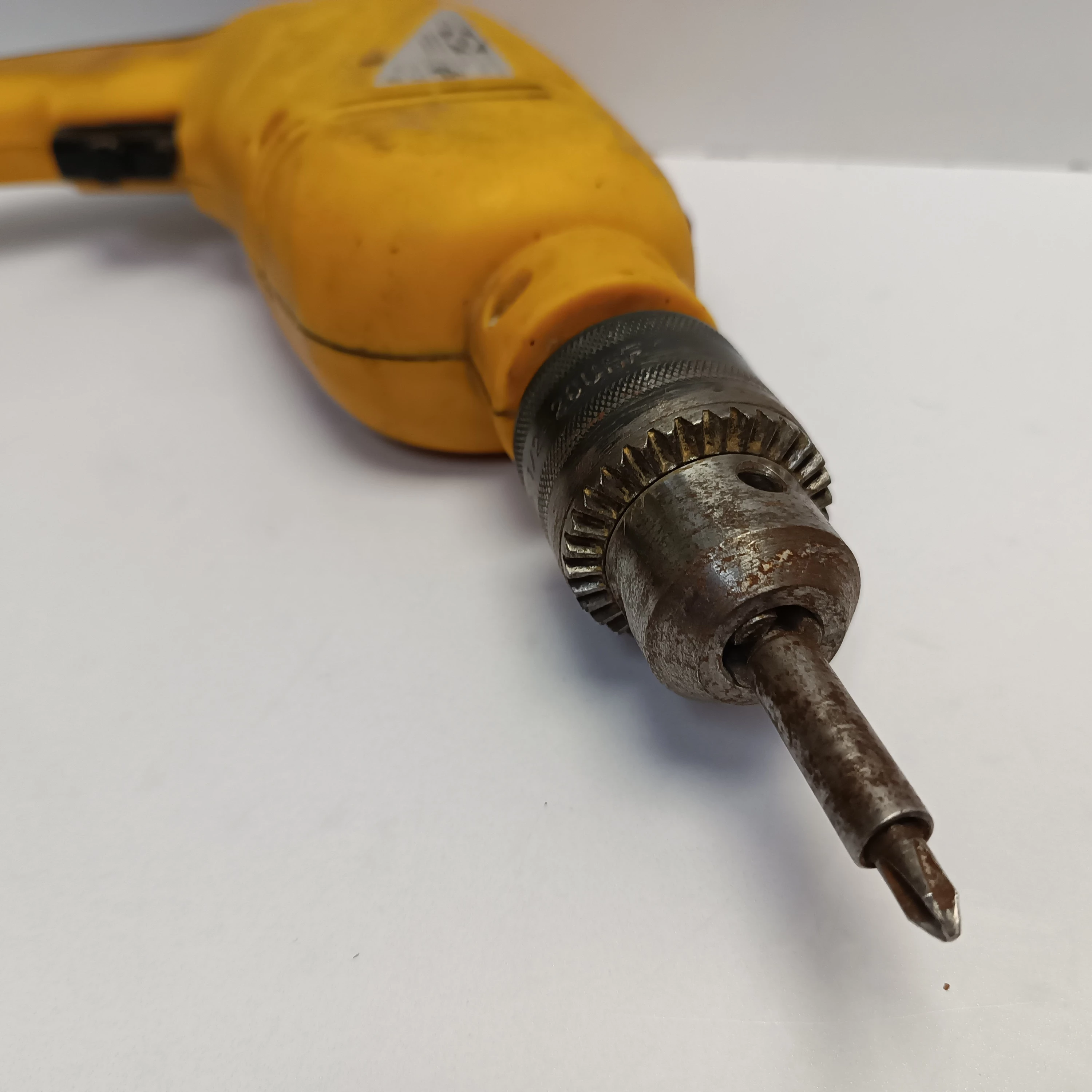 wiertarka-zolta-toya-79010-waga-wiertarki-220