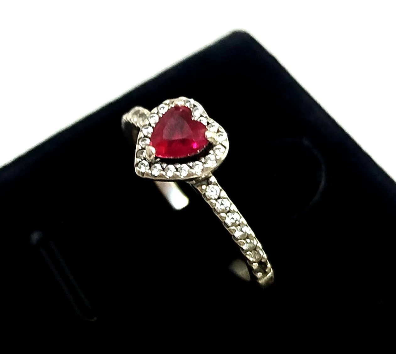 pandora-pierscionek-z-wypuklym-czerwonym-sercem-p925-waga-211-g-rozmiar-1-ean-gtin-5700303024370