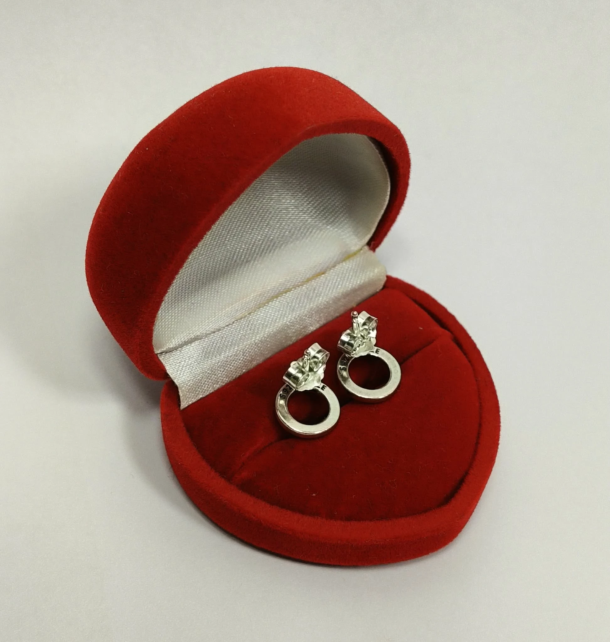 piekne-srebrne-kolczyki-sztyfty-z-lsniacymi-kolami-pandora-925-material-15835-4