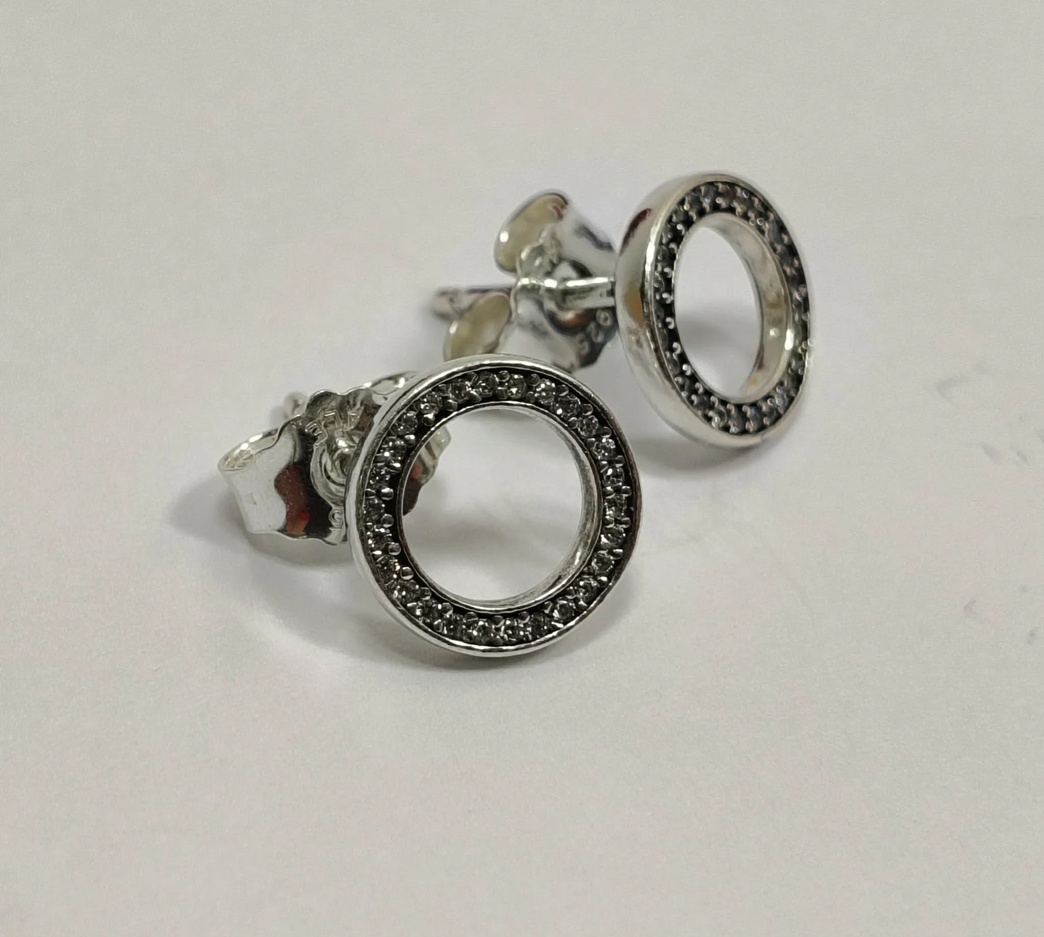 piekne-srebrne-kolczyki-sztyfty-z-lsniacymi-kolami-pandora-925-rodzaj-zapiecia-2207-1