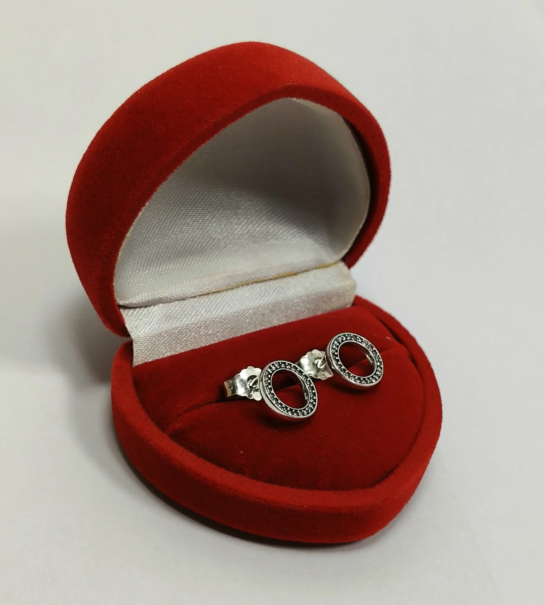 piekne-srebrne-kolczyki-sztyfty-z-lsniacymi-kolami-pandora-925-kamien-17088-128