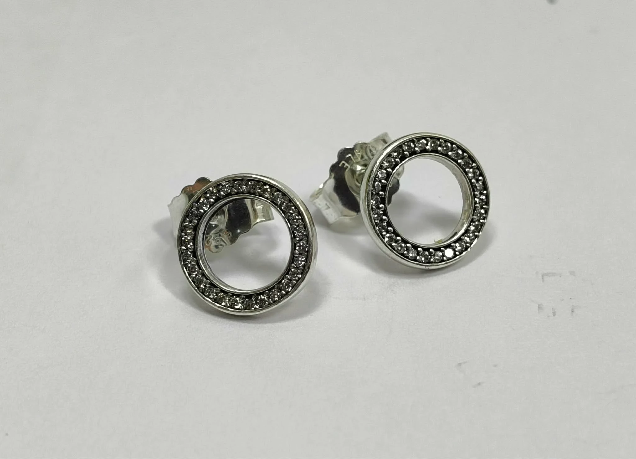 piekne-srebrne-kolczyki-sztyfty-z-lsniacymi-kolami-pandora-925-stan-11323-2