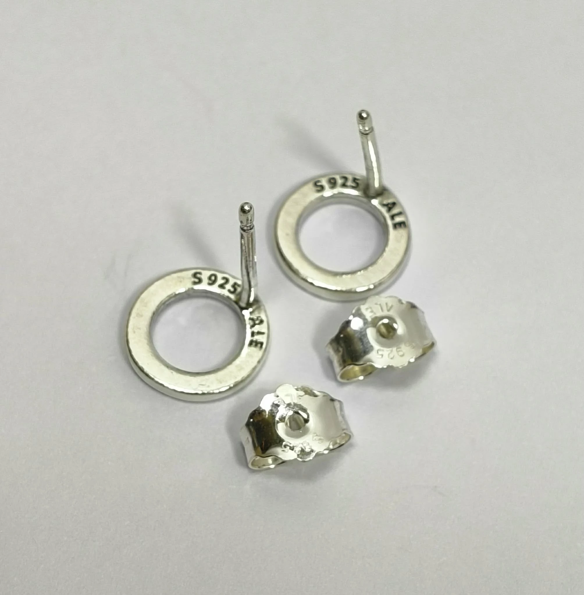 piekne-srebrne-kolczyki-sztyfty-z-lsniacymi-kolami-pandora-925-ean-gtin-5700302379716