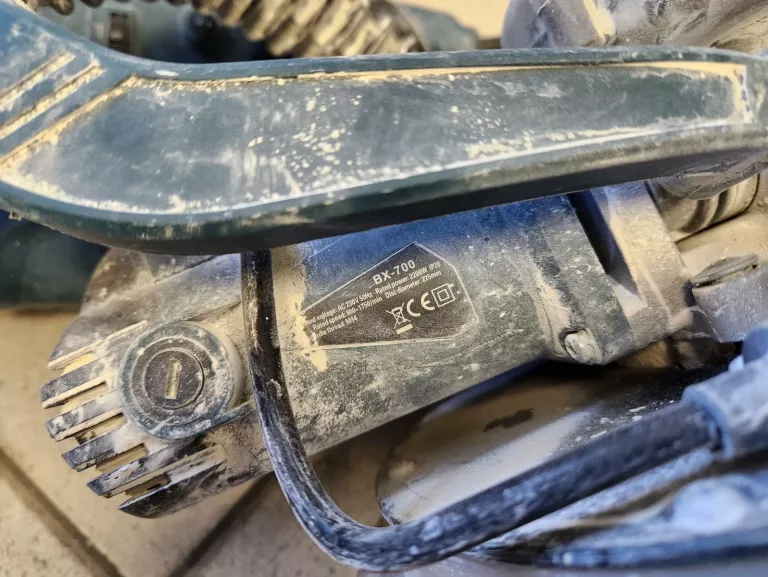 szlifierka-zyrafa-do-gipsu-gladzi-bezpylowa-led-bx-700-marka-248811-1922011