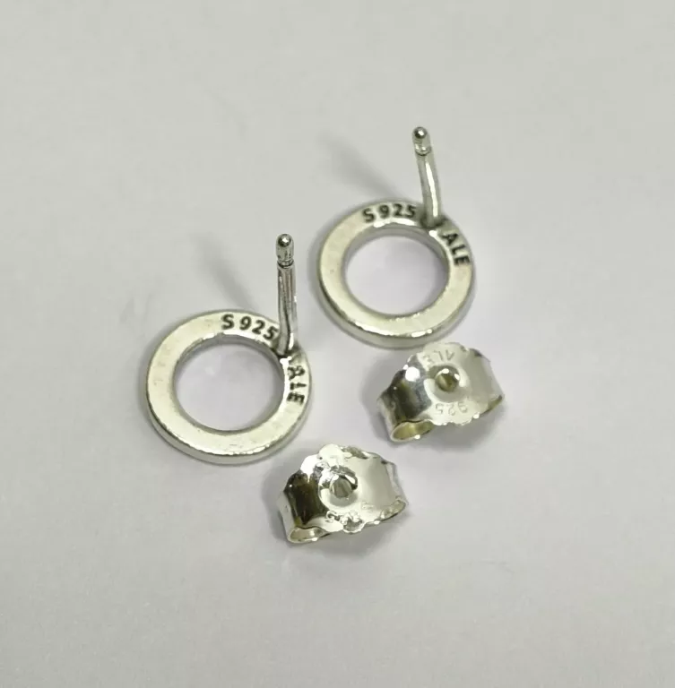 piekne-srebrne-kolczyki-sztyfty-z-lsniacymi-kolami-pandora-925-ean-gtin-5700302379716