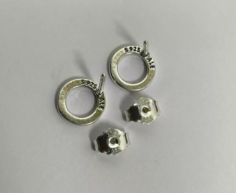 piekne-srebrne-kolczyki-sztyfty-z-lsniacymi-kolami-pandora-925-motyw-129129-14