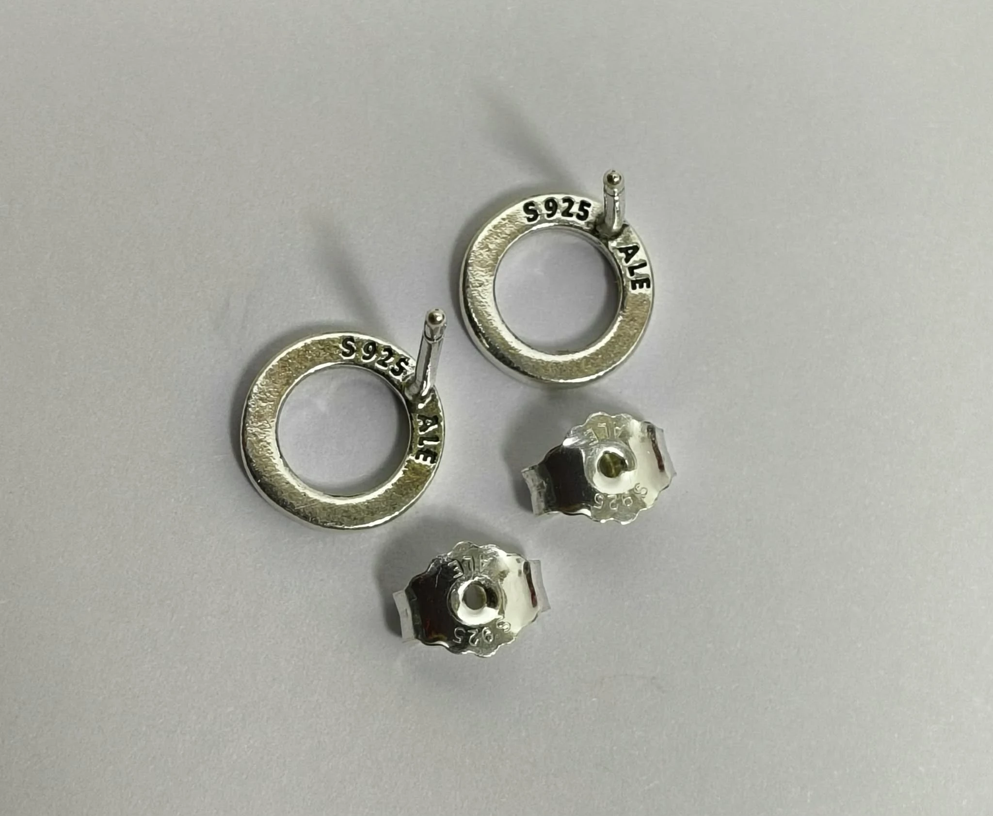 piekne-srebrne-kolczyki-sztyfty-z-lsniacymi-kolami-pandora-925-motyw-129129-14