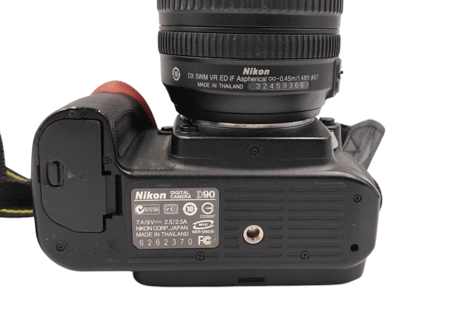 lustrzanka-nikon-d90-obiektyw-nikkor-dx-18-105mm-przekatna-ekranu-300