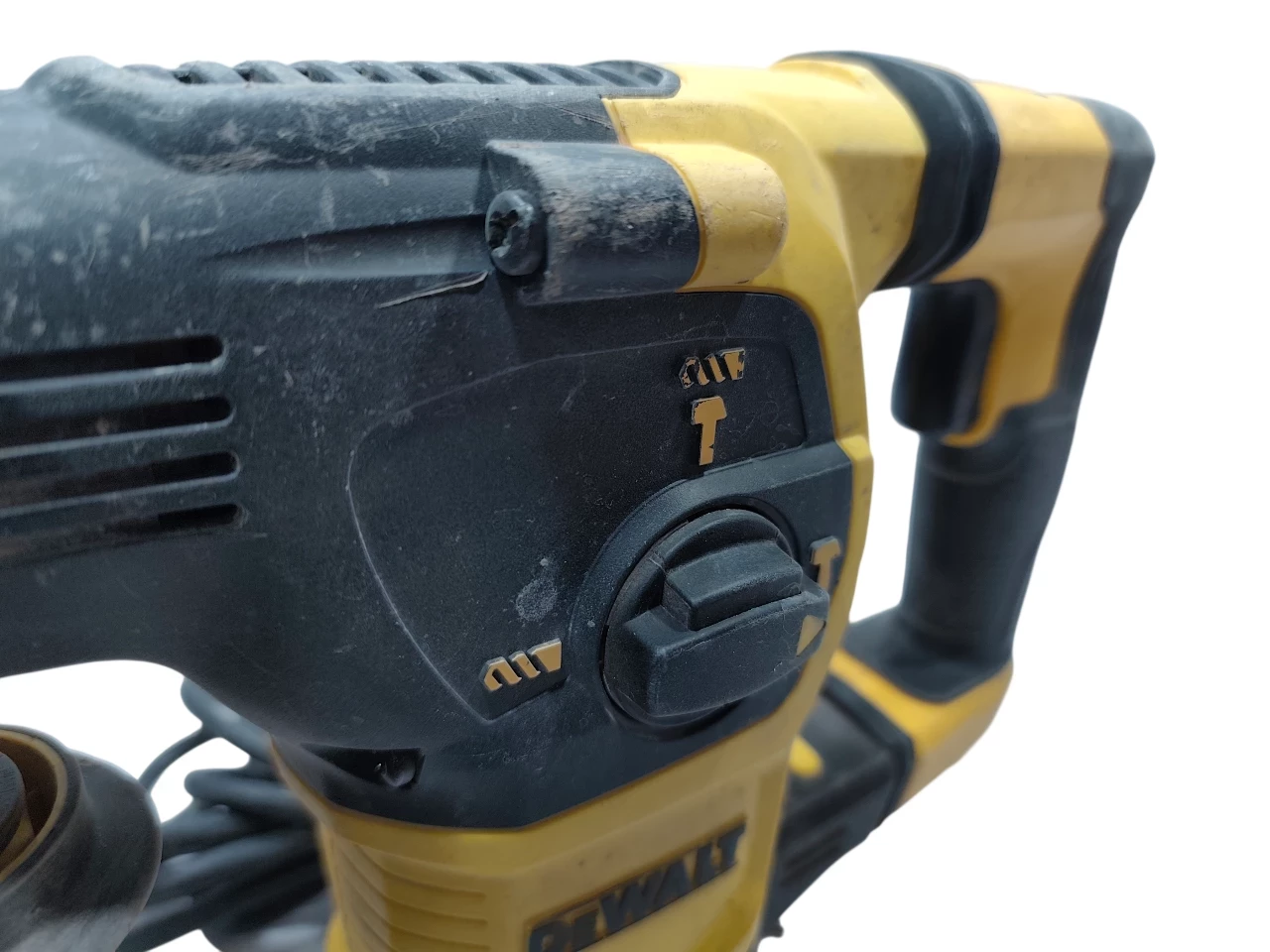 mlotowiertarka-dewalt-d25333-950w-predkosc-obrotowa-1150
