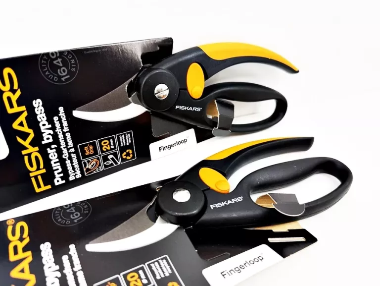 zestaw-dwa-sekatory-fiskars-ogrodowy-nozycowy-p44-fingerloop-ean-gtin-6411501964403