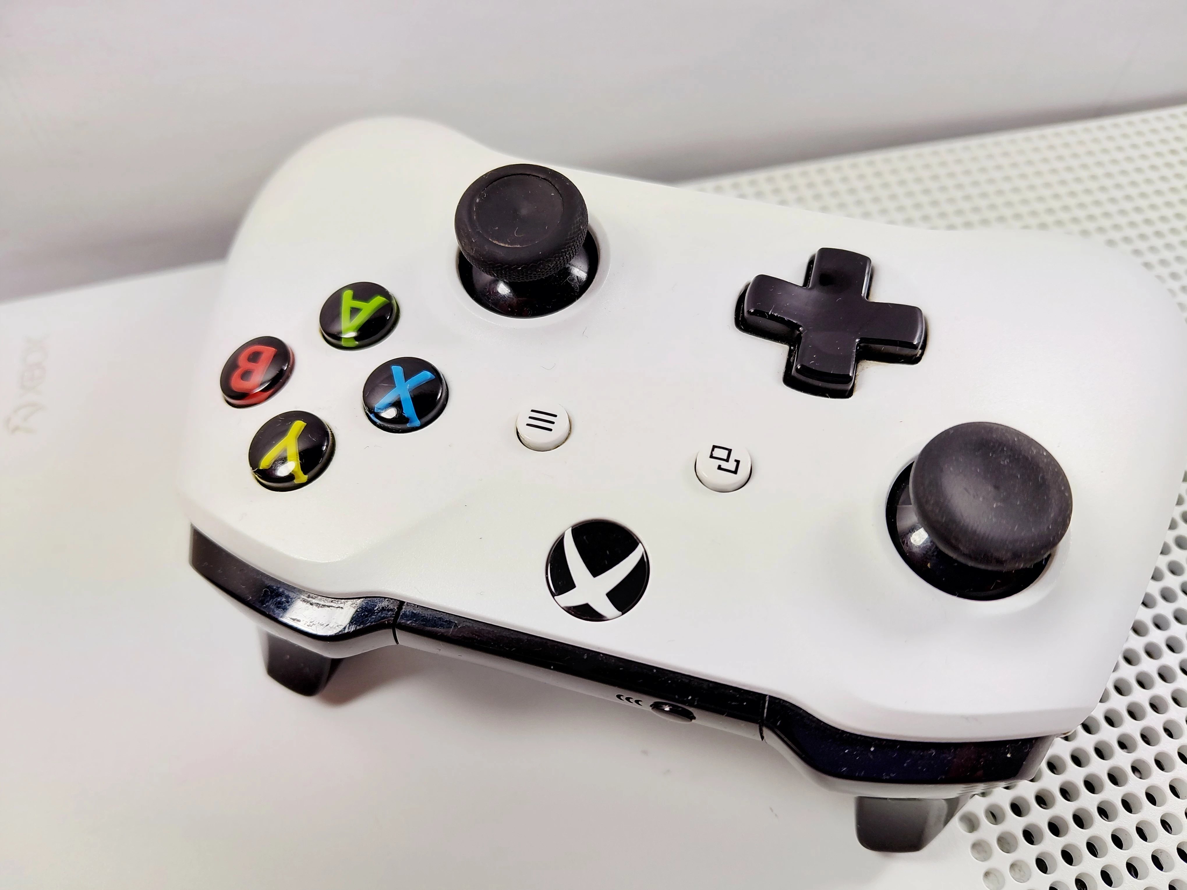 konsola-xbox-one-s-liczba-kontrolerow-w-zestawie-205994-225550