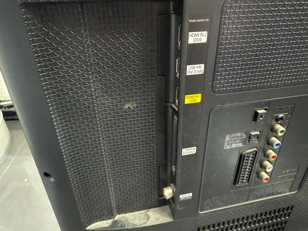 telewizor-led-samsung-ue40j5100aw-40-full-hd-czarny-przekatna-ekranu-cale-4000