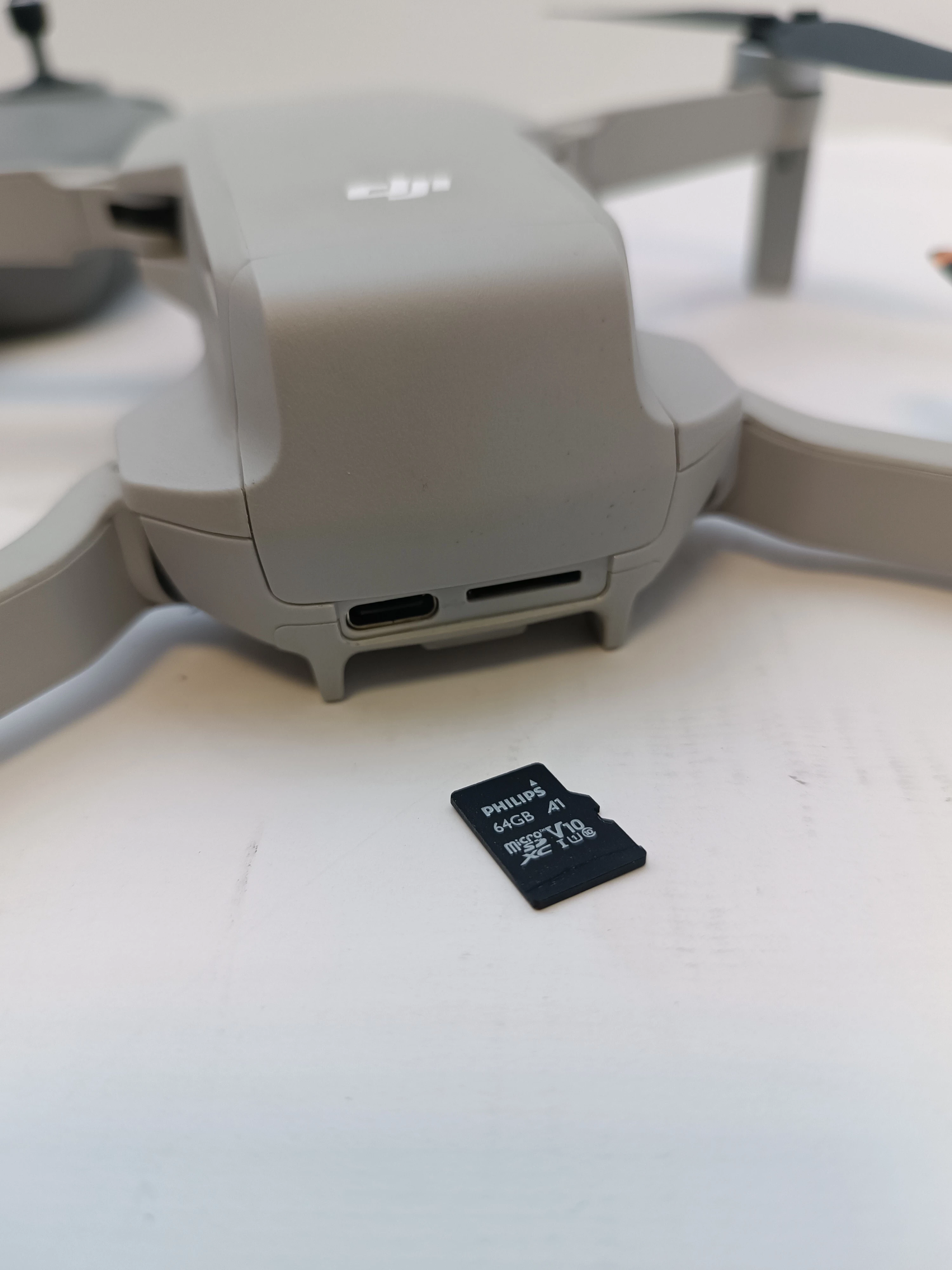 dron-dji-mini-2-se-komplet-liczba-smigiel-129406-1