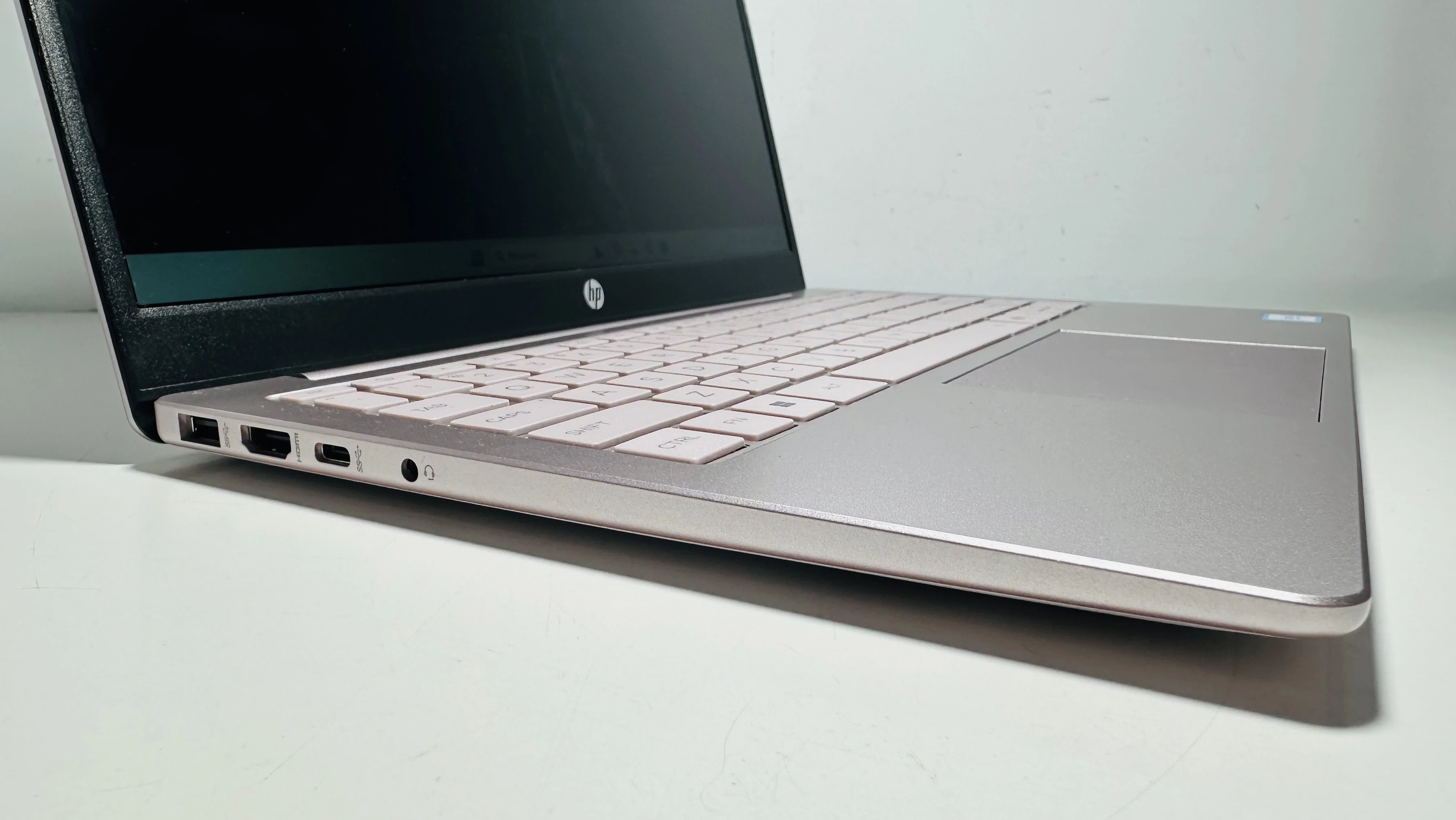 laptop-hp-14-ep2011-14-n150-4gb-ddr4-128gb-usf-hd-tranquil-pink-win11-przekatna-ekranu-1400