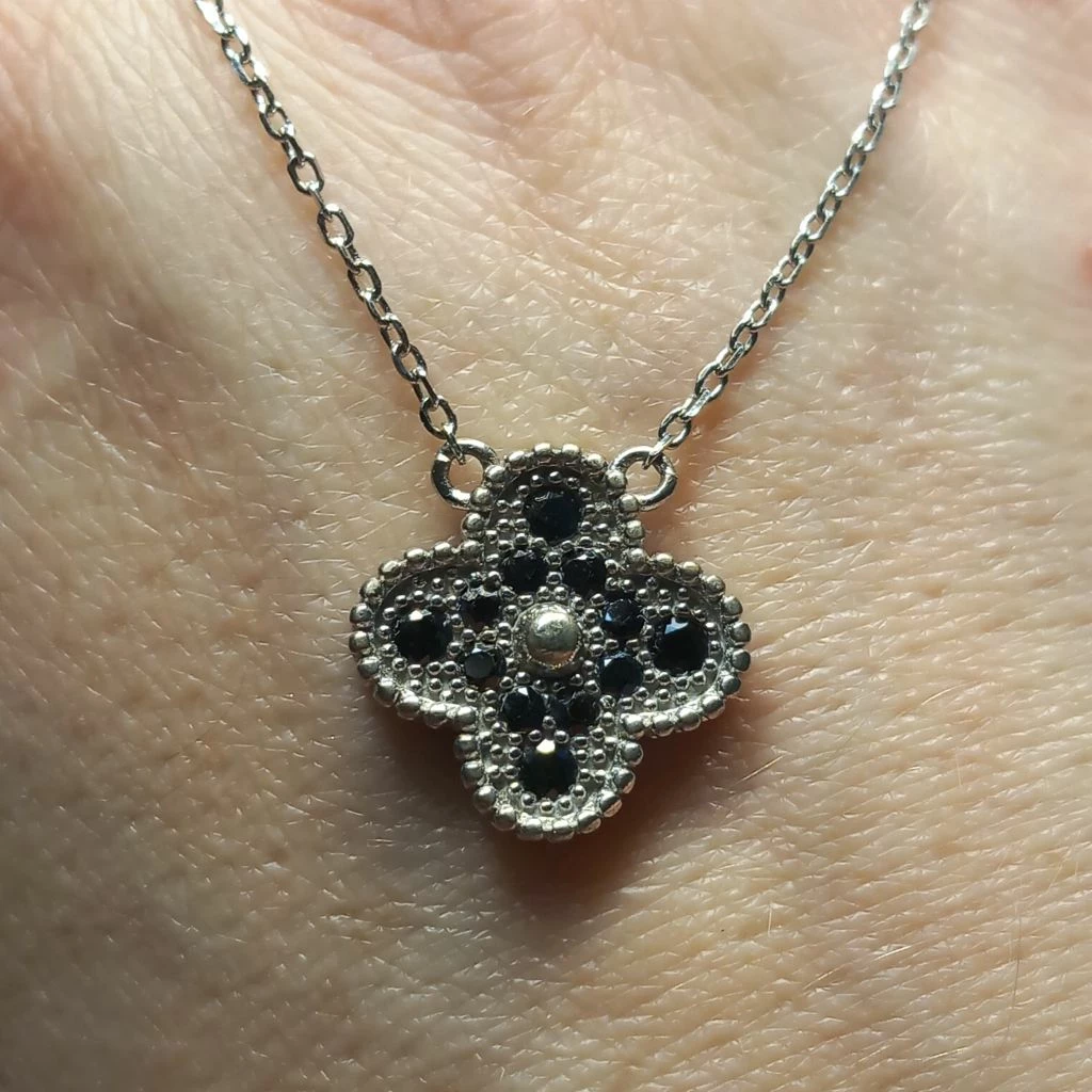 srebrny-naszyjnik-celebrytka-proby-925-wisiorek-z-czarnymi-kamieniami-material-15835-4