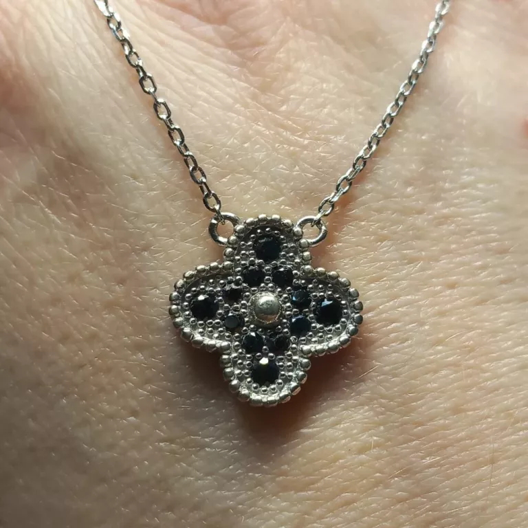 srebrny-naszyjnik-celebrytka-proby-925-wisiorek-z-czarnymi-kamieniami-material-15835-4