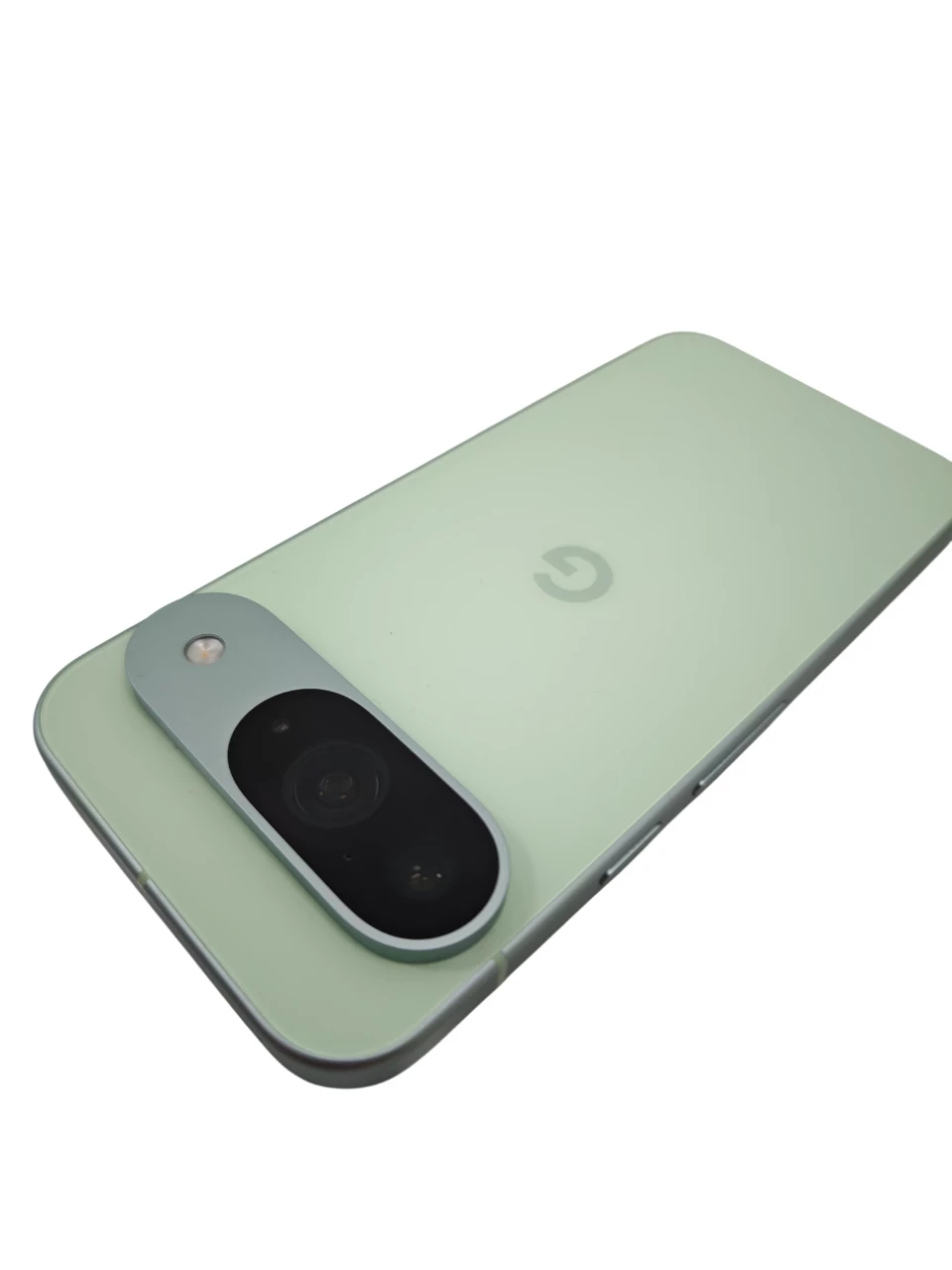 telefon-google-pixel-9-128gb-komplet-pudelko-i-ladowarka-przekatna-ekranu-630