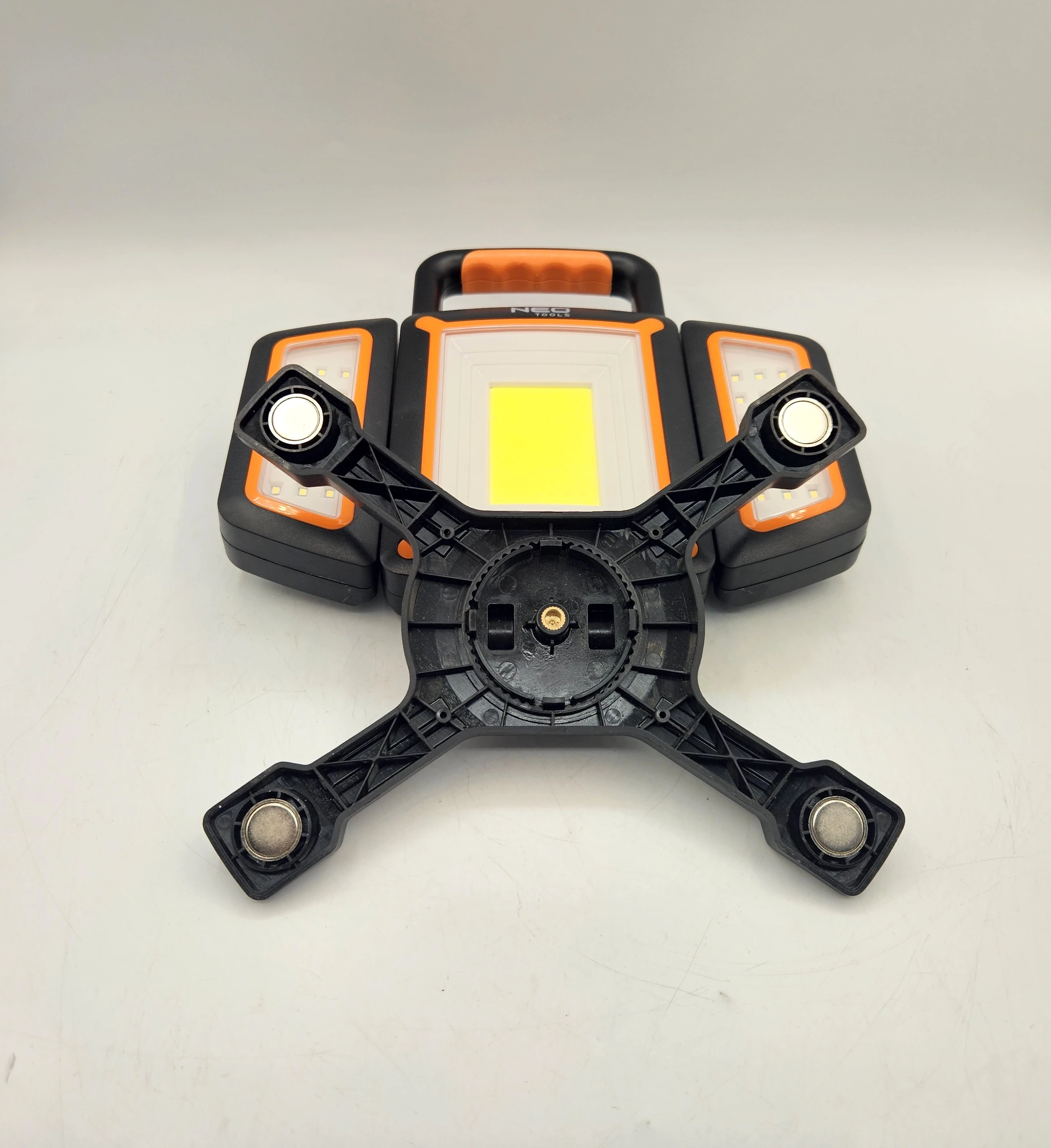 lampa-warsztatowa-neo-tools-99-125-2000lm-natezenie-swiatla-200000