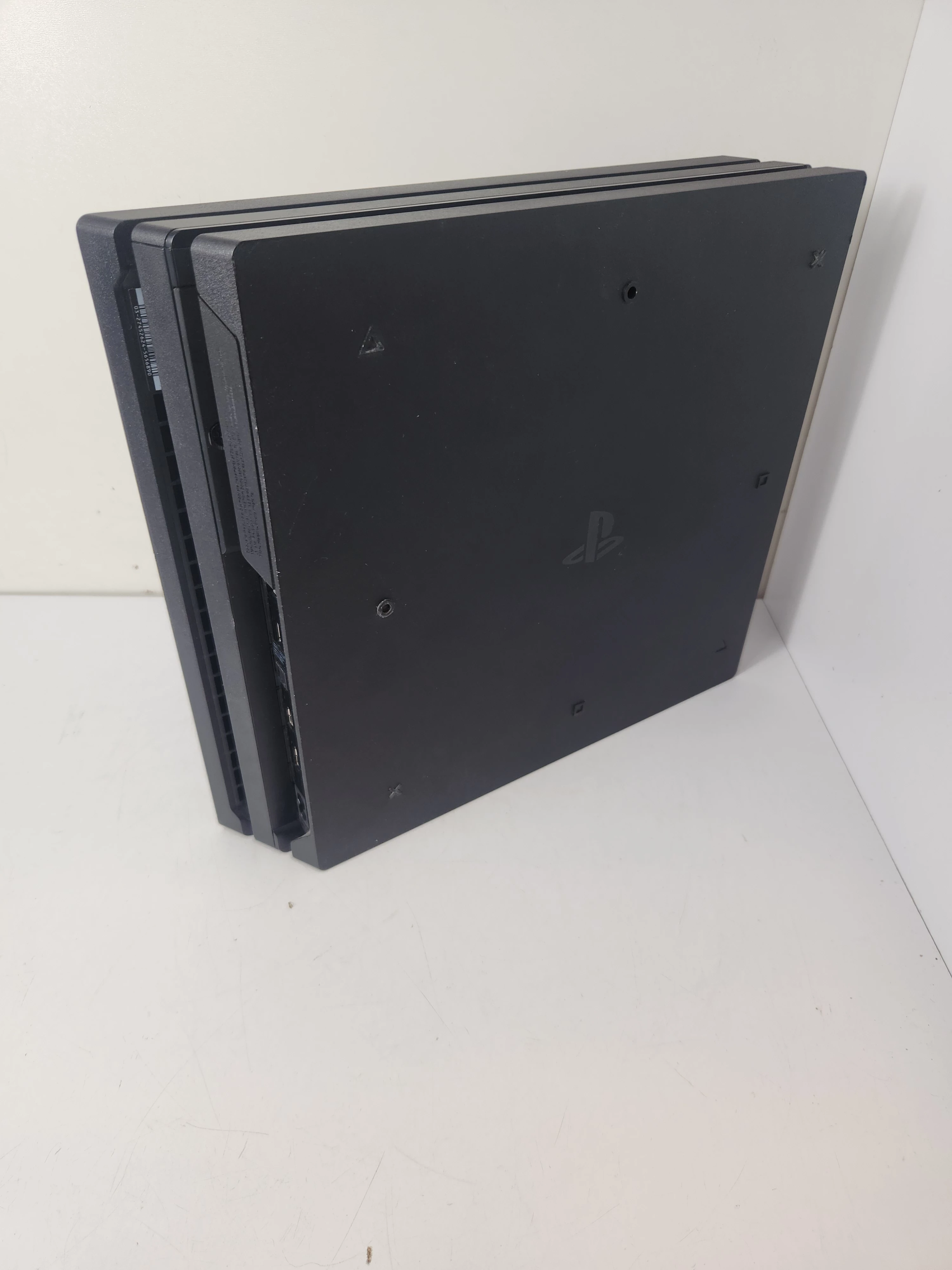 konsola-playstation-4-pro-1tb-stan-11323-2
