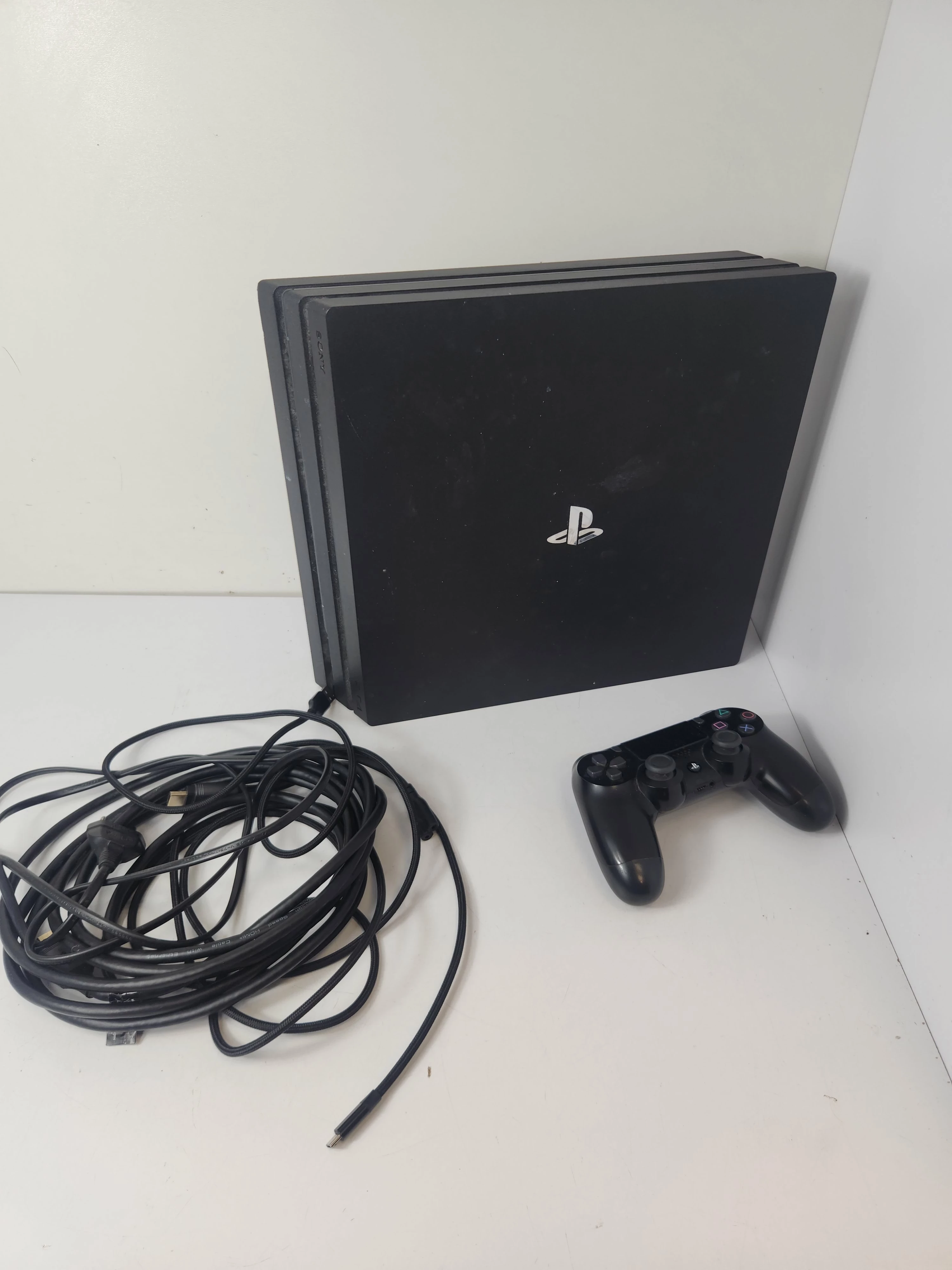 konsola-playstation-4-pro-1tb-liczba-kontrolerow-w-zestawie-205994-225550