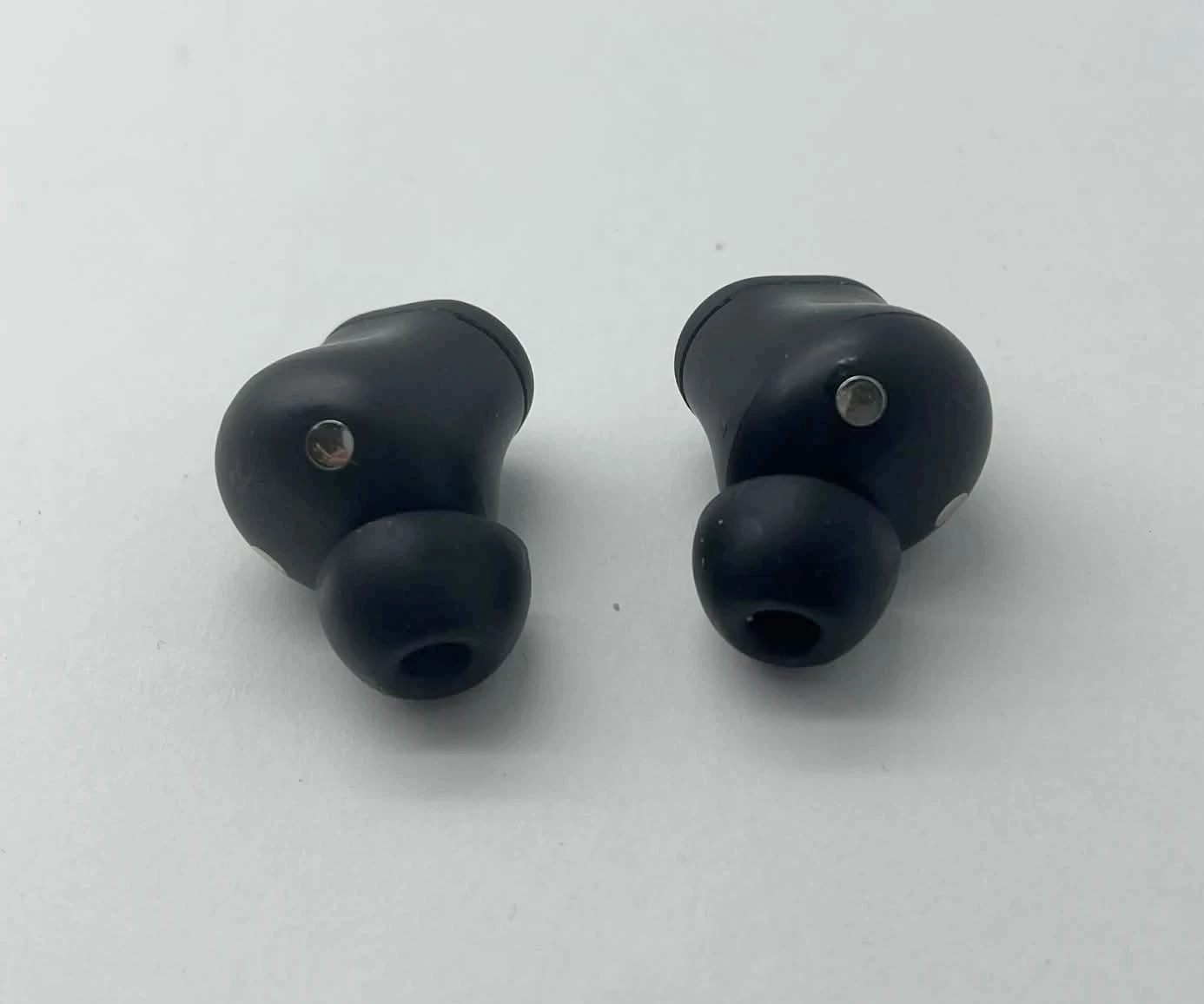 sluchawki-dokanalowe-beats-solo-buds-szary-kolor-dominujacy-129357-8