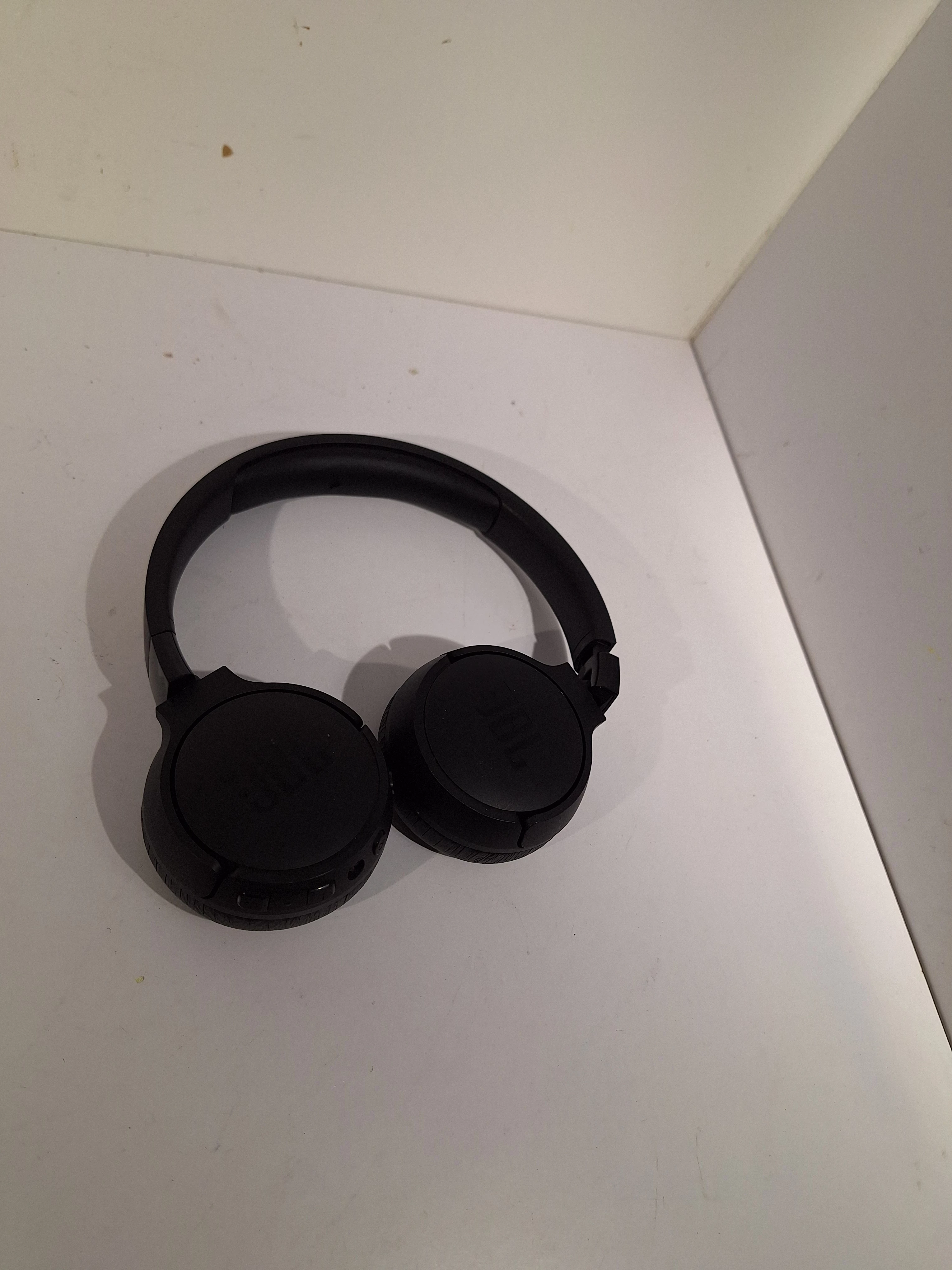 sluchawki-czarne-jbl-nauszne-tune660nc-transmisja-sygnalu-203713-217785