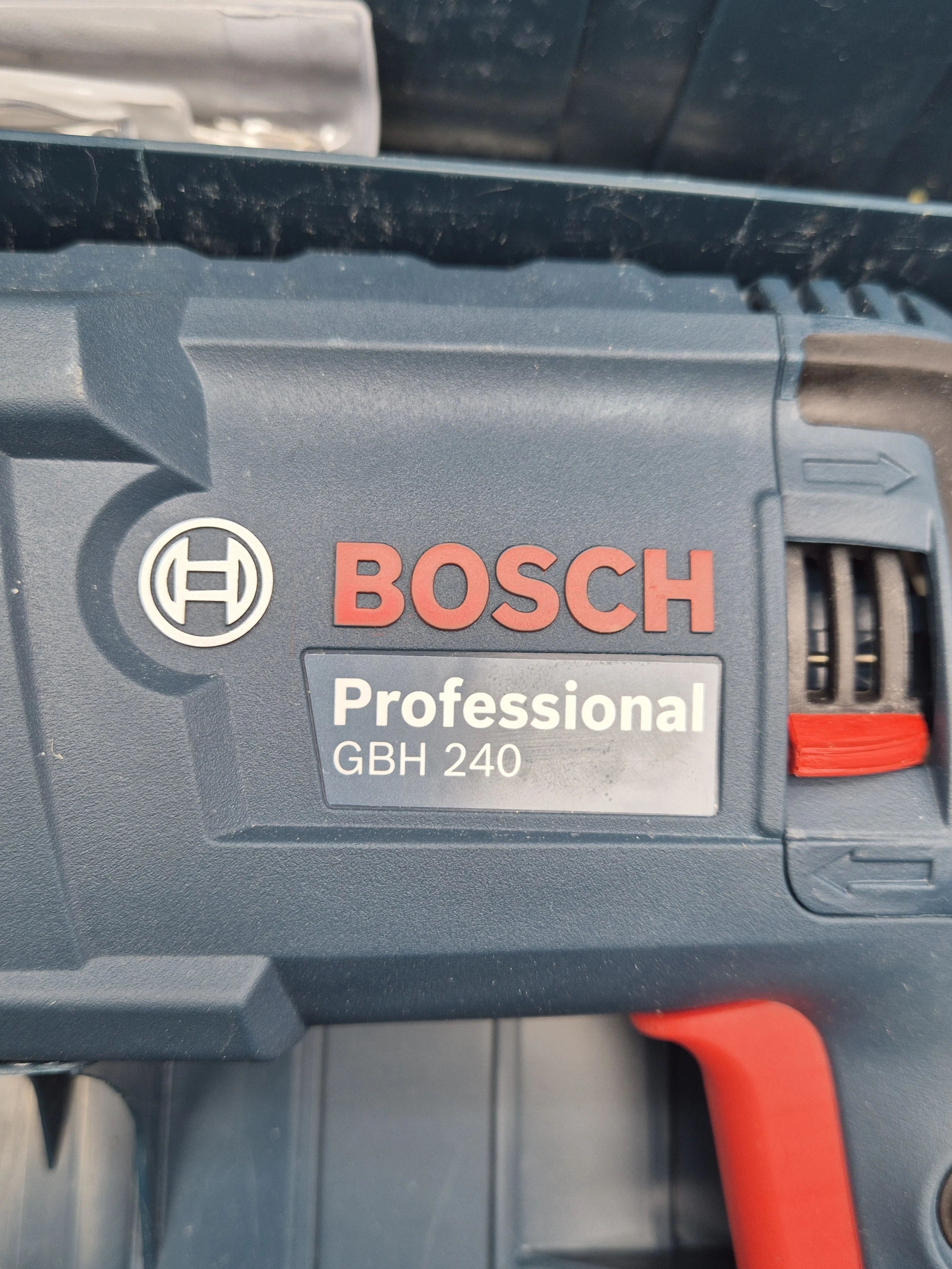 mlotowiertarka-wiertarka-udarowa-27j-790w-sds-plus-gbh-240-bosch-stan-11323-2