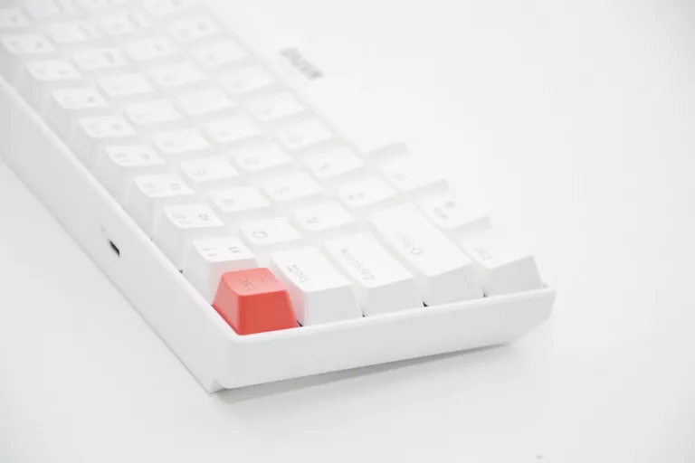 klawiatura-mechaniczna-saber-61-white-kg933gwh-interfejs-1247-1