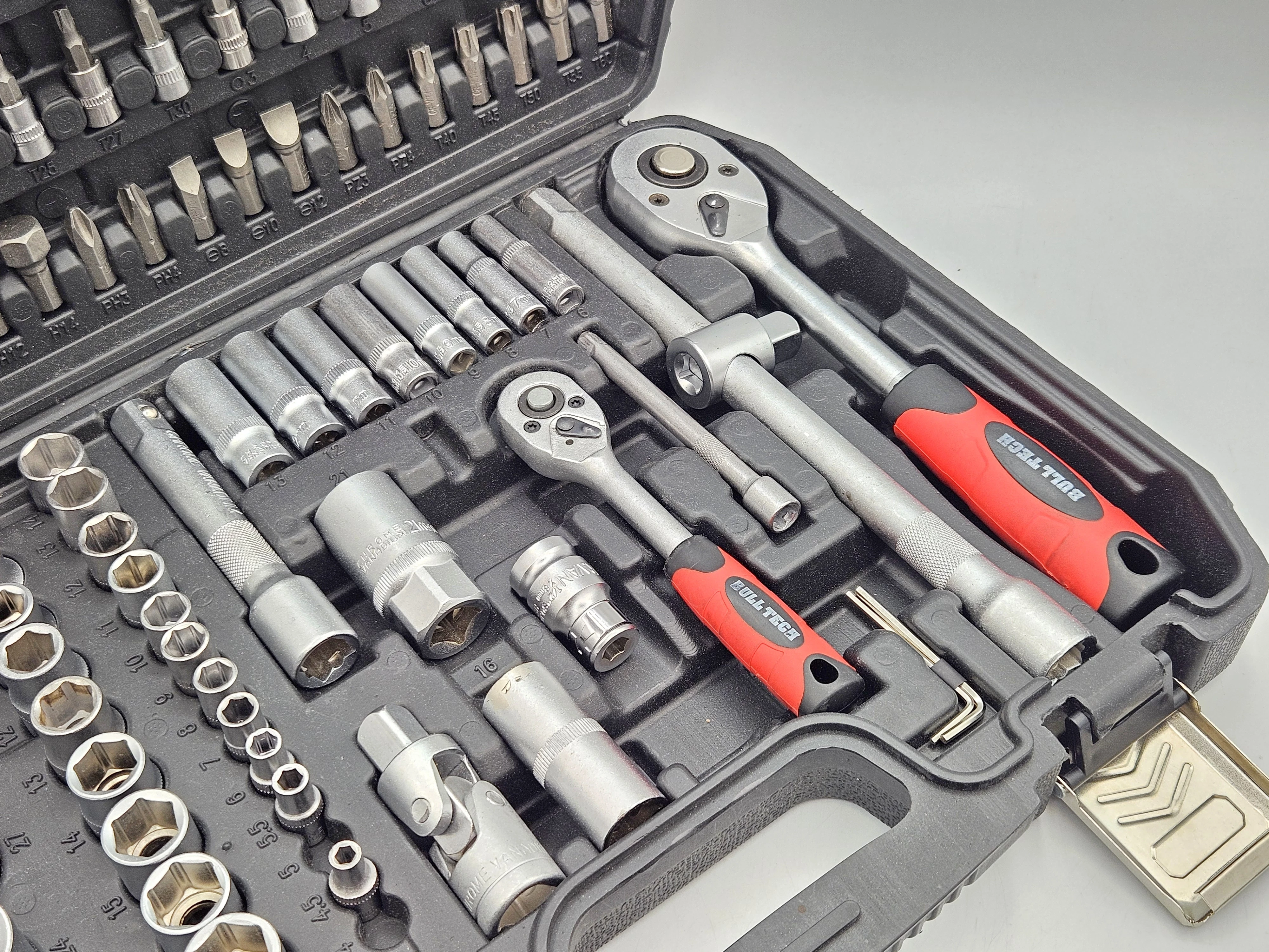 zestaw-kluczy-nasadowych-bull-tech-108-elementow-walizka-stan-11323-2