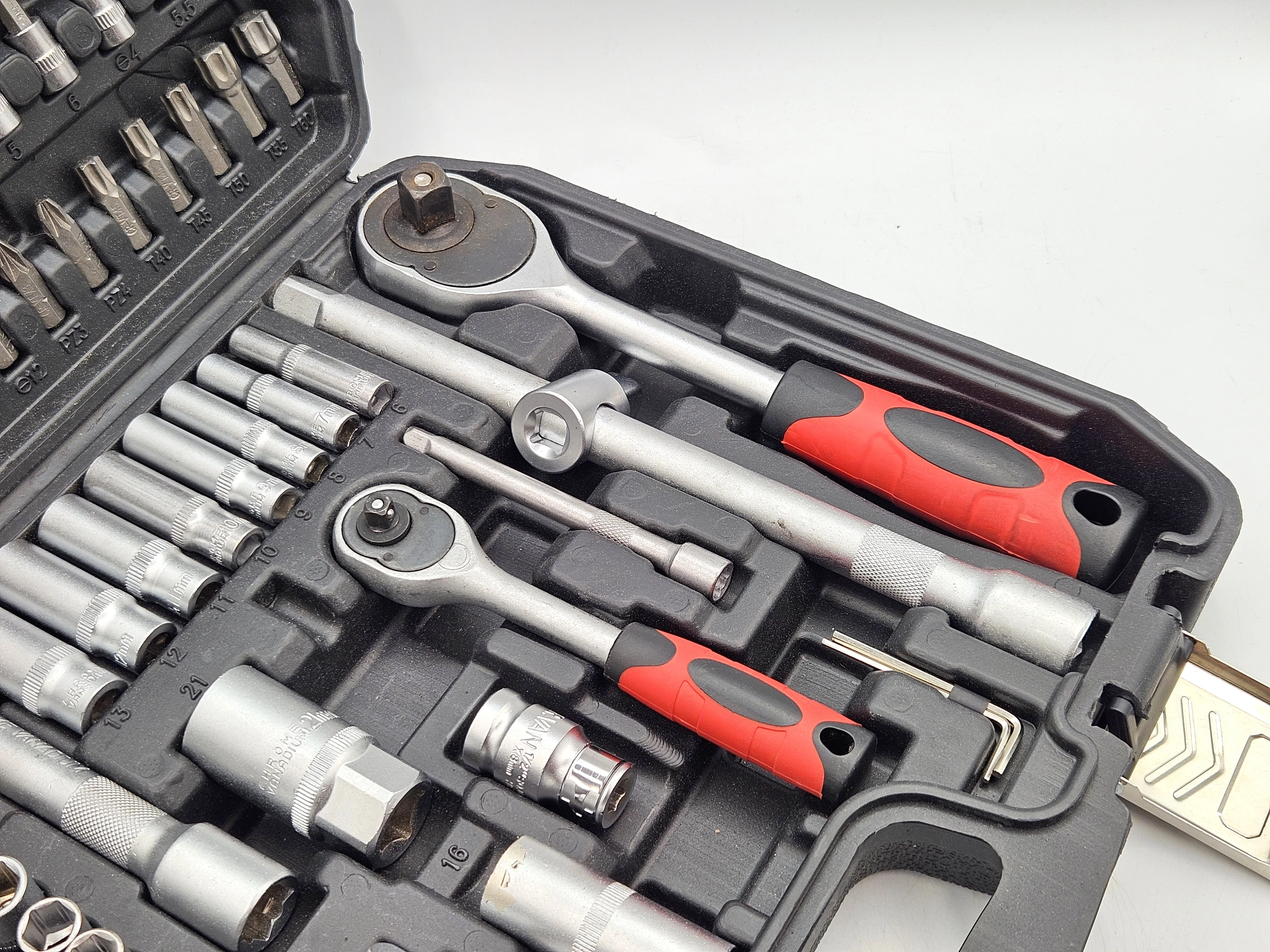 zestaw-kluczy-nasadowych-bull-tech-108-elementow-walizka-liczba-elementow-w-zestawie-108