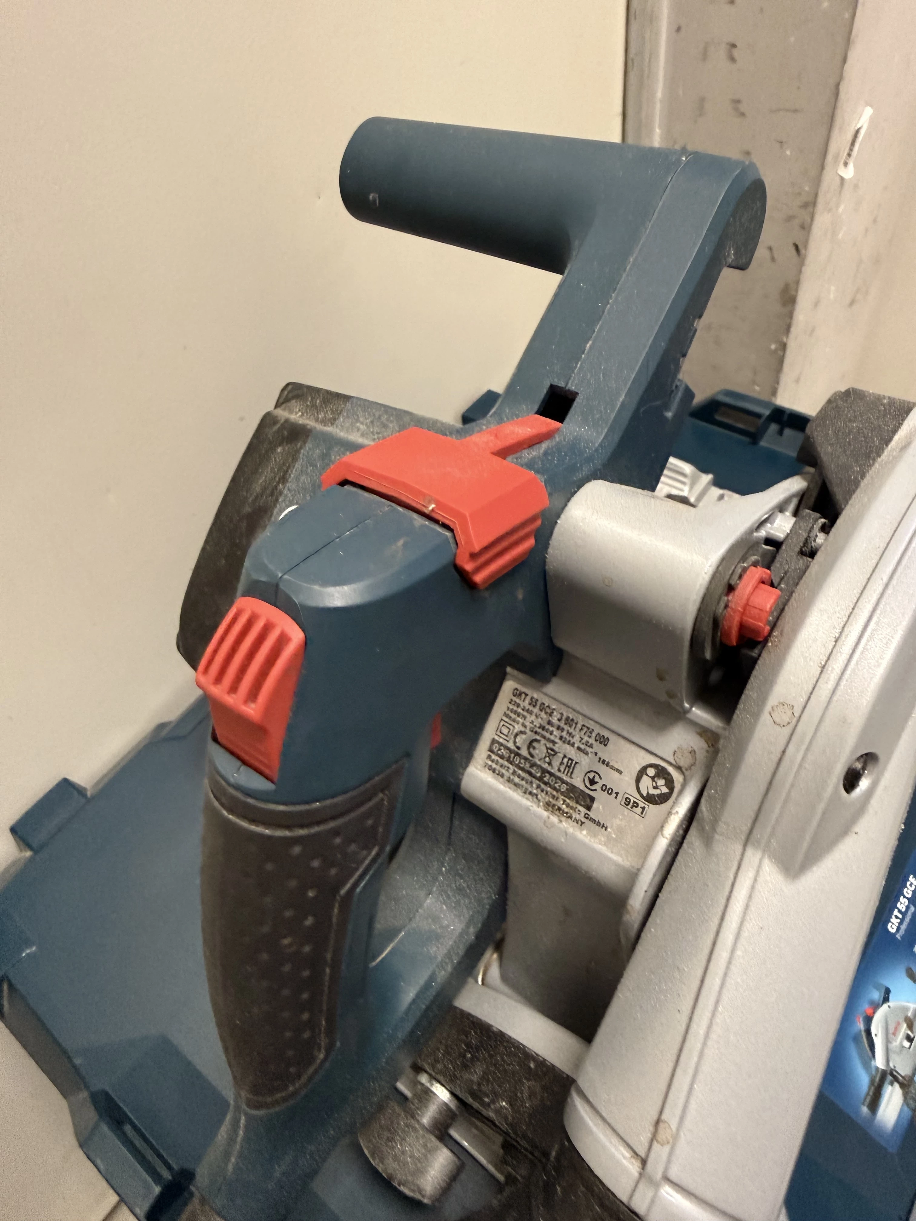 pilarko-zaglebiarka-bosch-professional-gkt-55-gce-3-601-f75-000-seria-professional