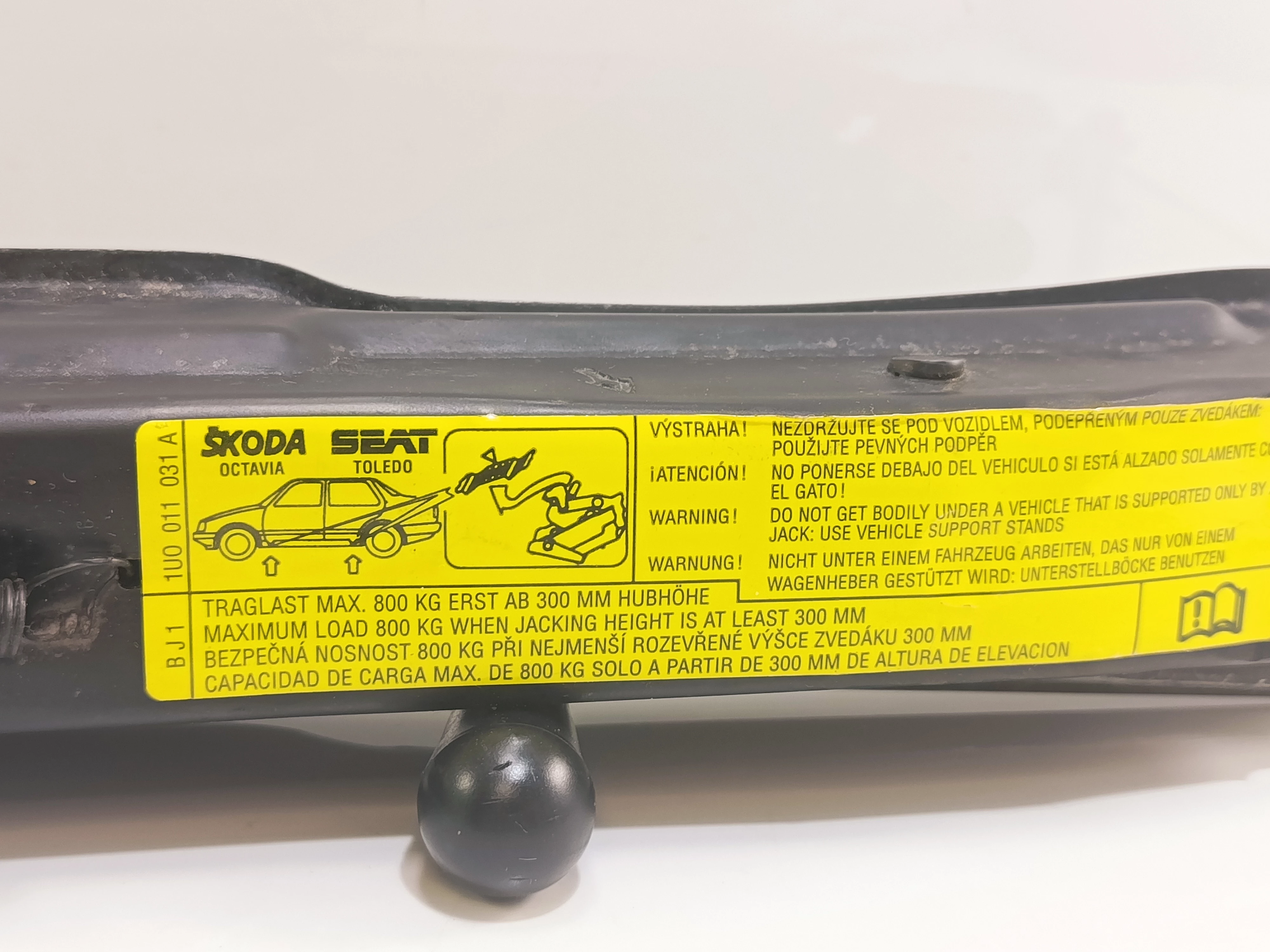 lewarek-samochodowy-czarny-kod-producenta-0613002