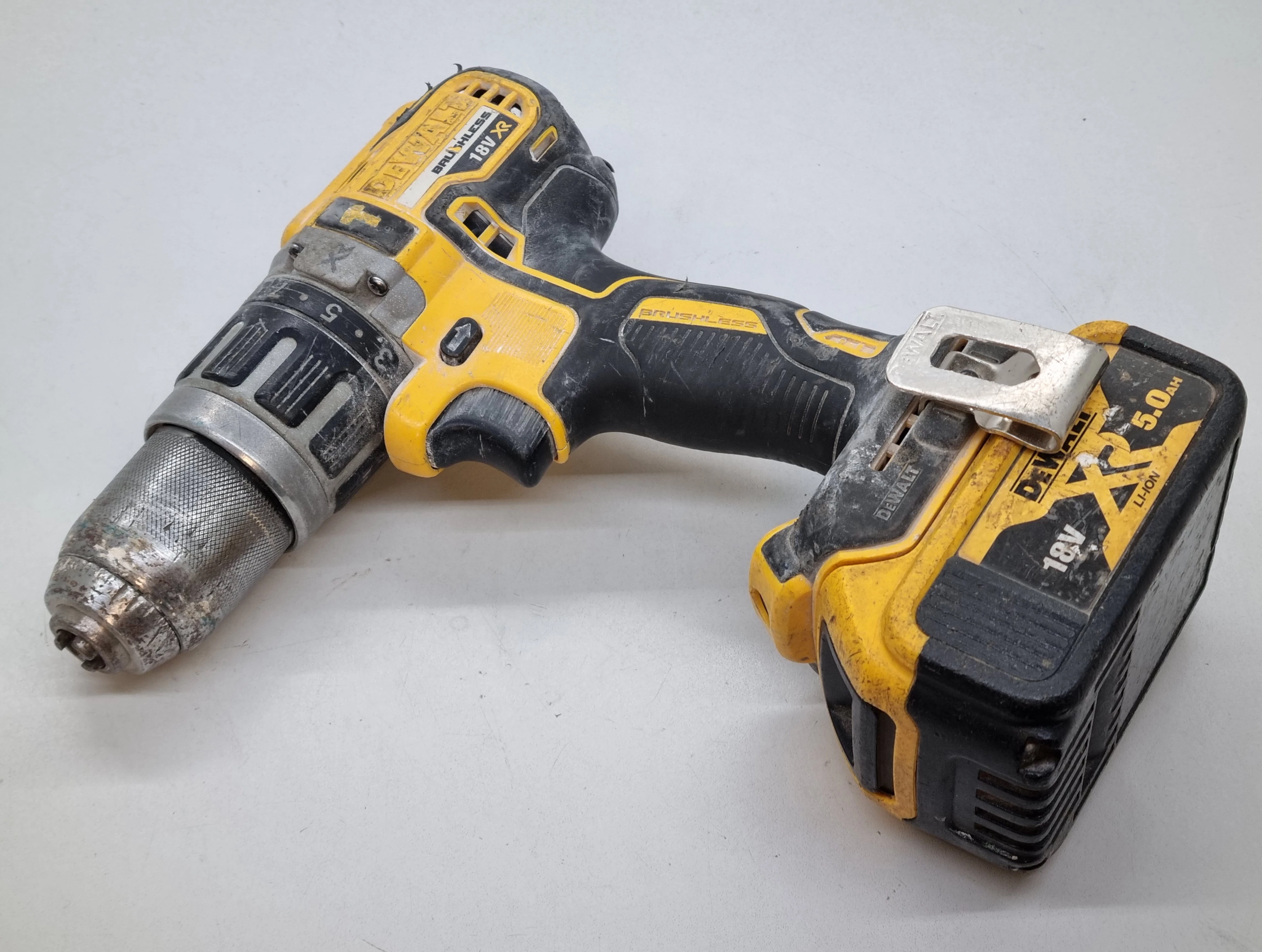 bezszczotkiowa-wkretarka-udarowa-dewalt-dcd796-18v-aku-50ah-stan-11323-2