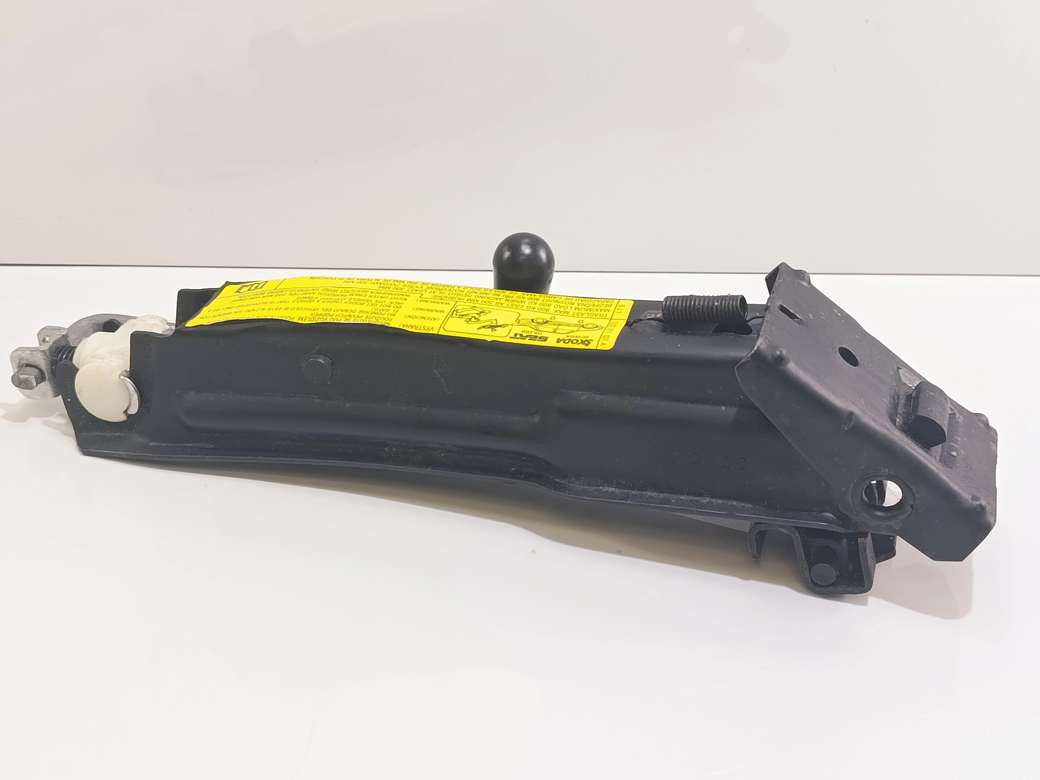 lewarek-samochodowy-czarny-glowna-62-poznan-ska-x