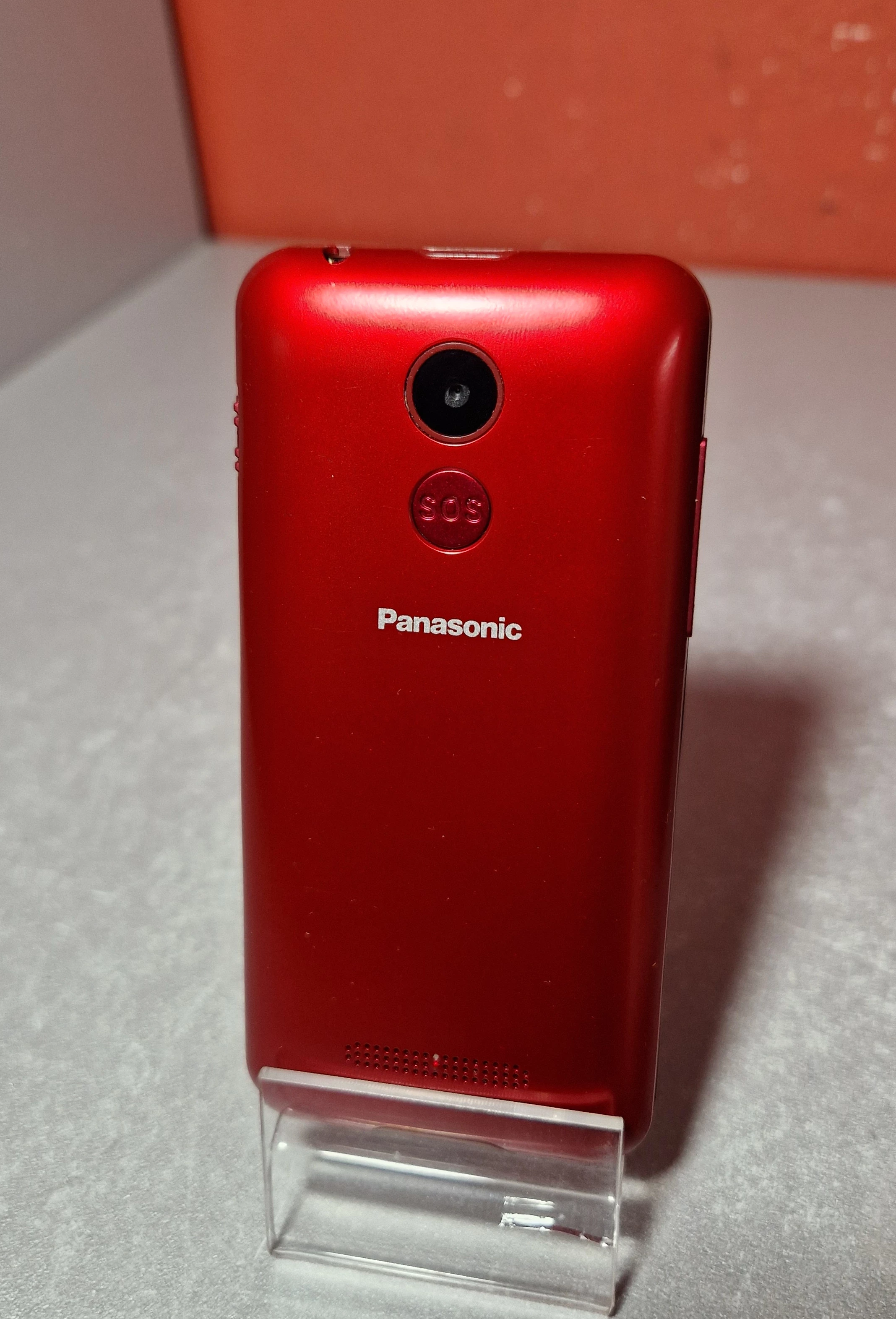 telefon-panasonic-kx-tu155-ze-stacja-ladujaca-przekatna-ekranu-240