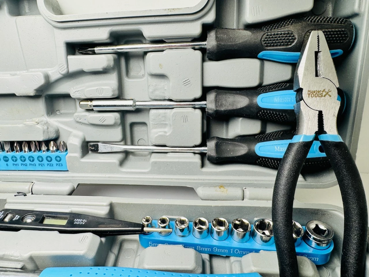 narzedzia-w-walizce-liczba-elementow-w-zestawie-52