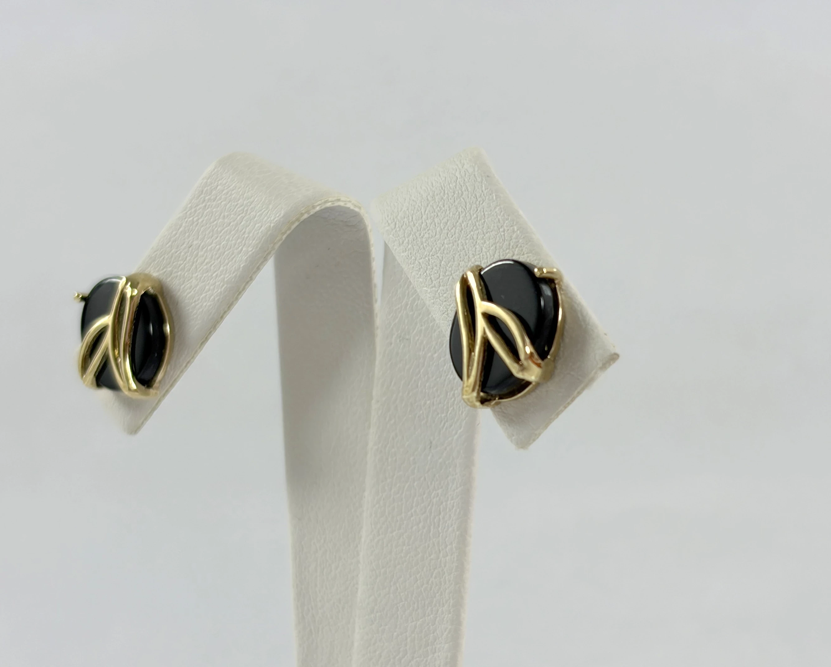 zlote-kolczyki-z-czarnymi-kamieniami-na-sztyfcie-333-241g-ean-gtin-7680348201517