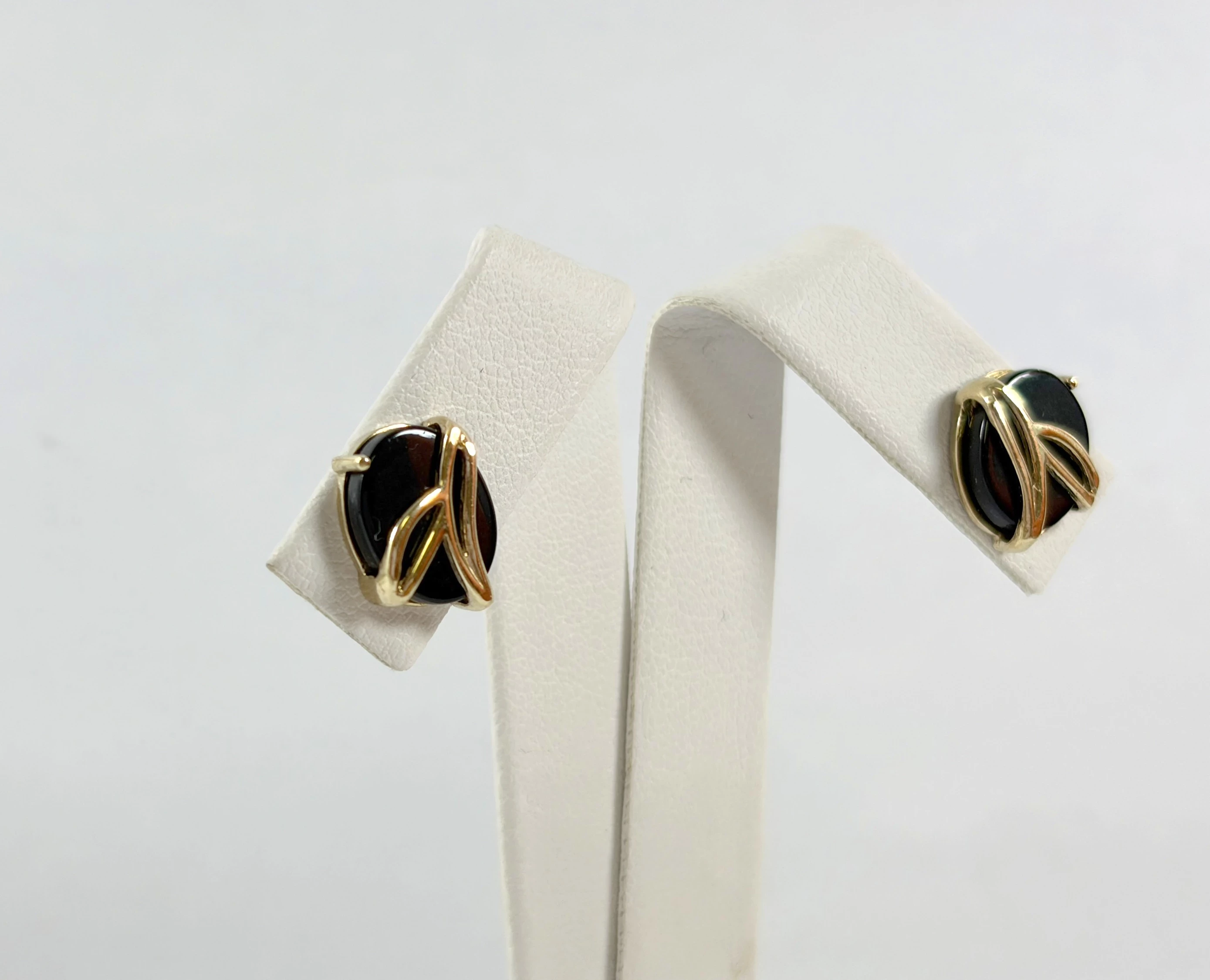 zlote-kolczyki-z-czarnymi-kamieniami-na-sztyfcie-333-241g-stan-11323-2
