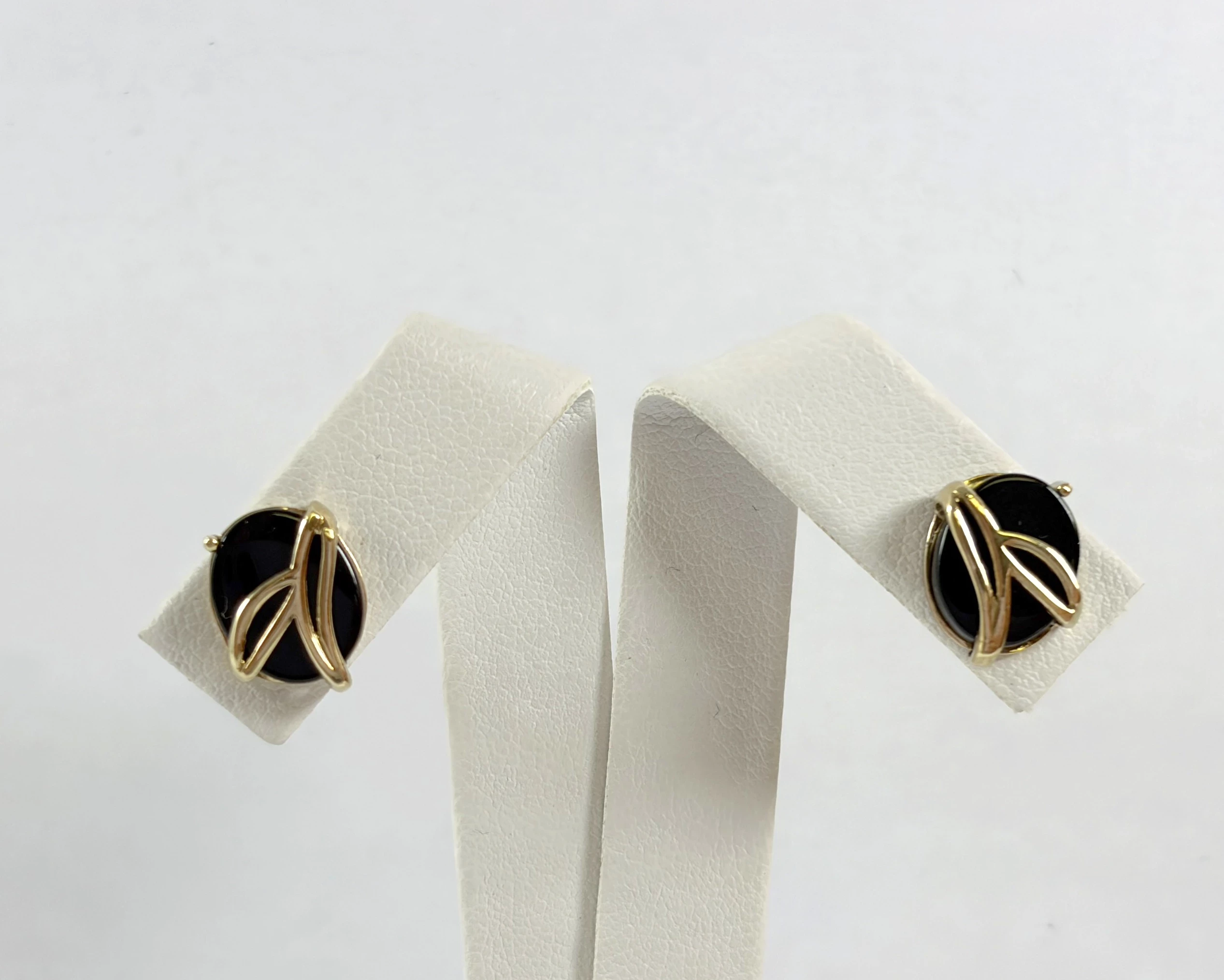 zlote-kolczyki-z-czarnymi-kamieniami-na-sztyfcie-333-241g-rodzaj-2205-16