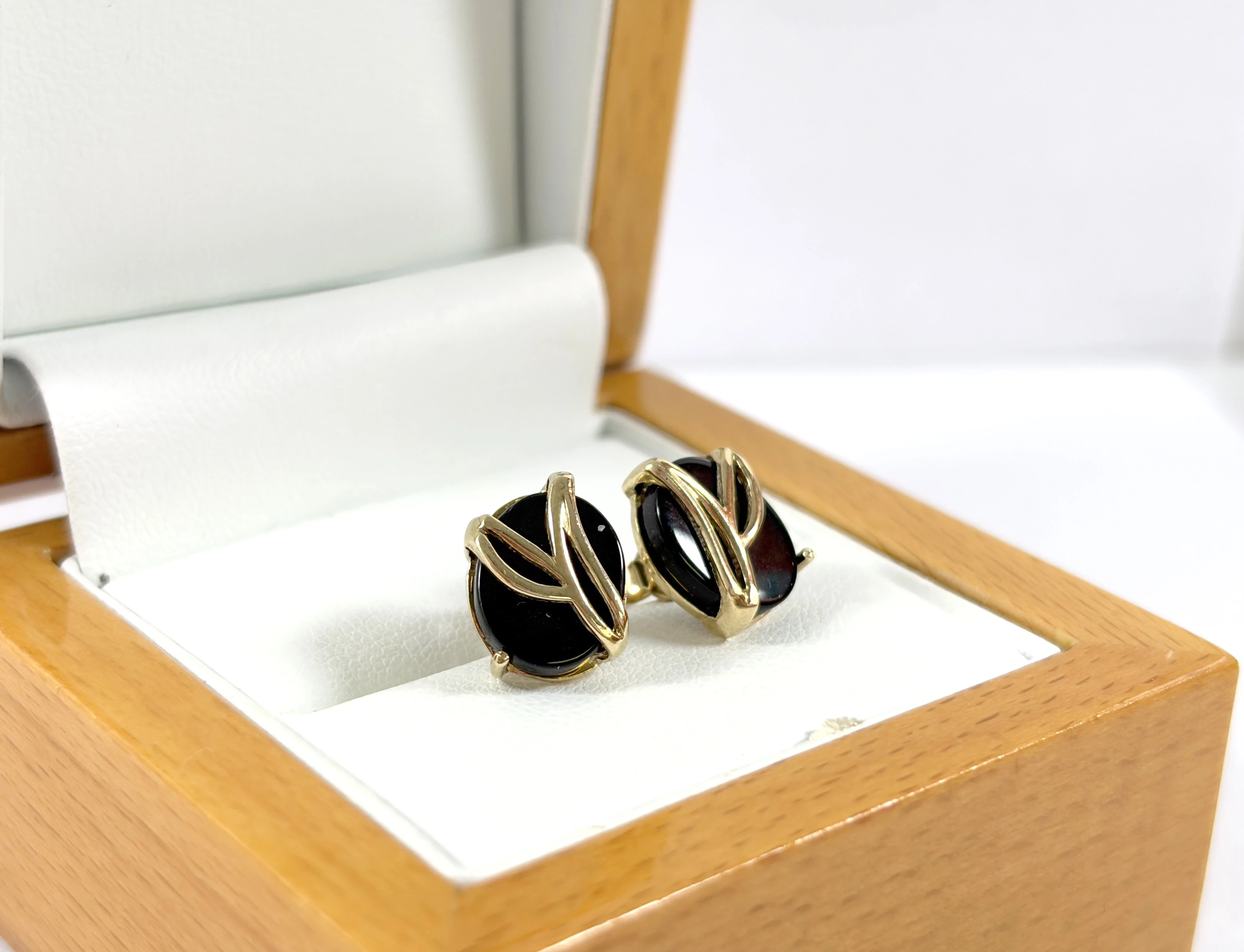 zlote-kolczyki-z-czarnymi-kamieniami-na-sztyfcie-333-241g-dabrowskiego-149-poznan-ska-x