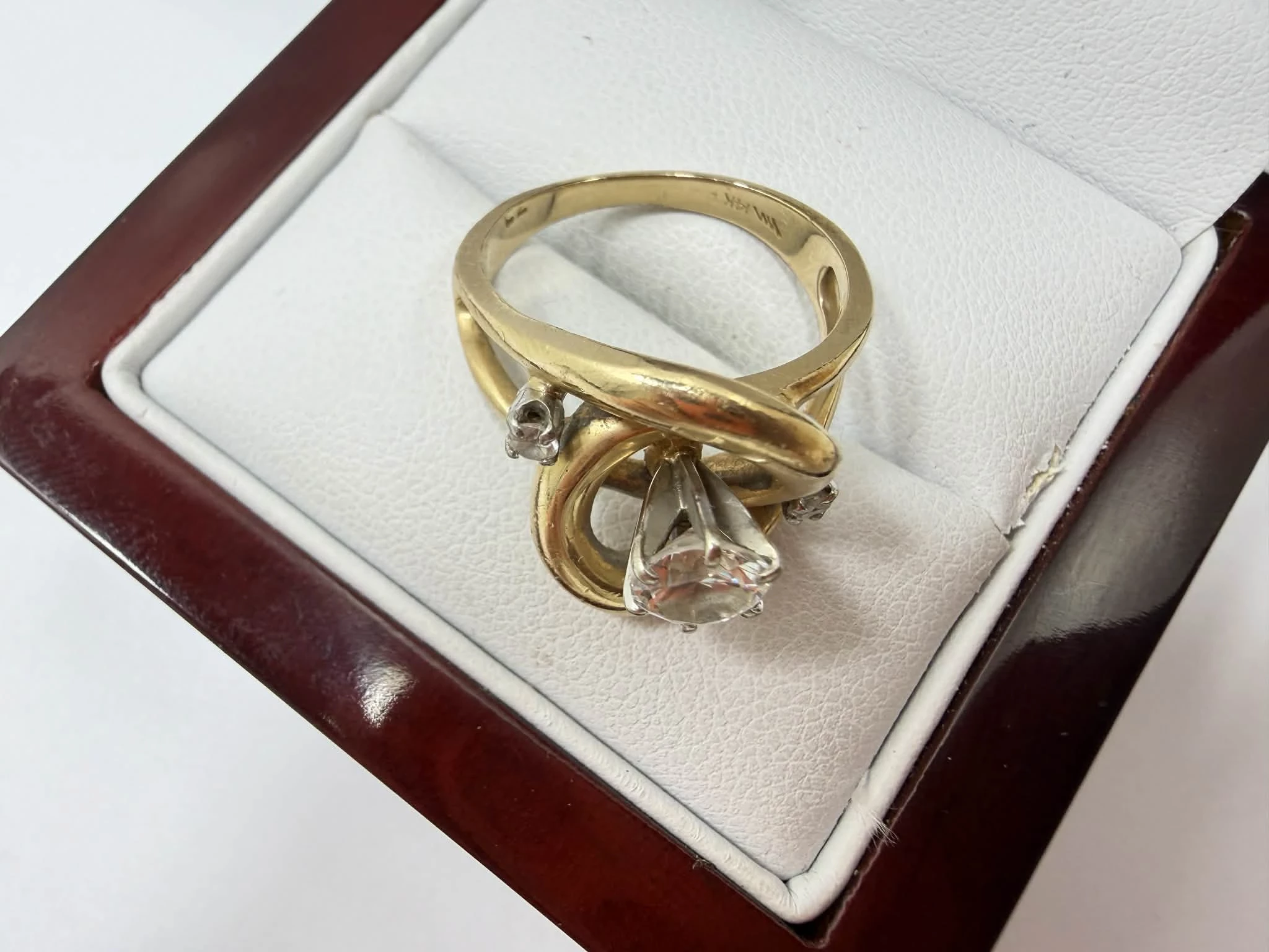 wyrob-jubilerski-uzywany-pierscionek-kamien-17088-4194304