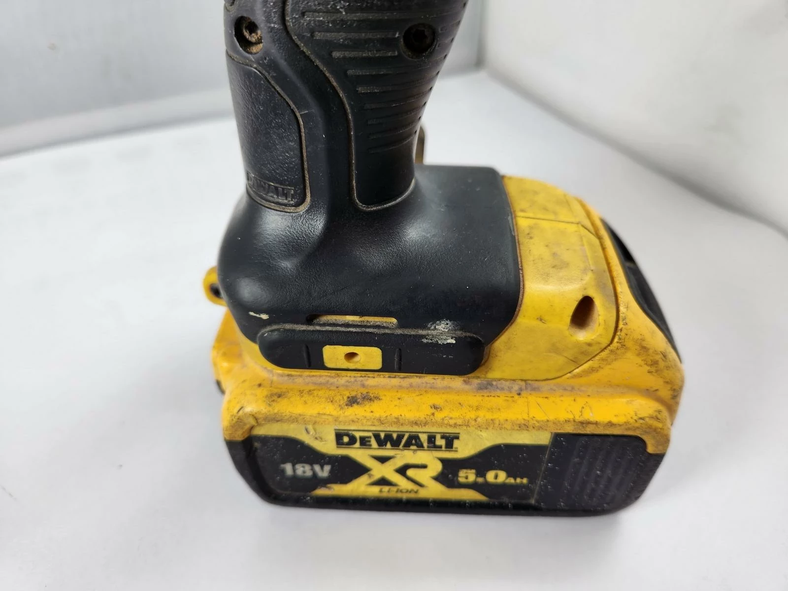 wkretarka-dewalt-dcd771-aku-5ah-ladowarka-pojemnosc-akumulatora-000