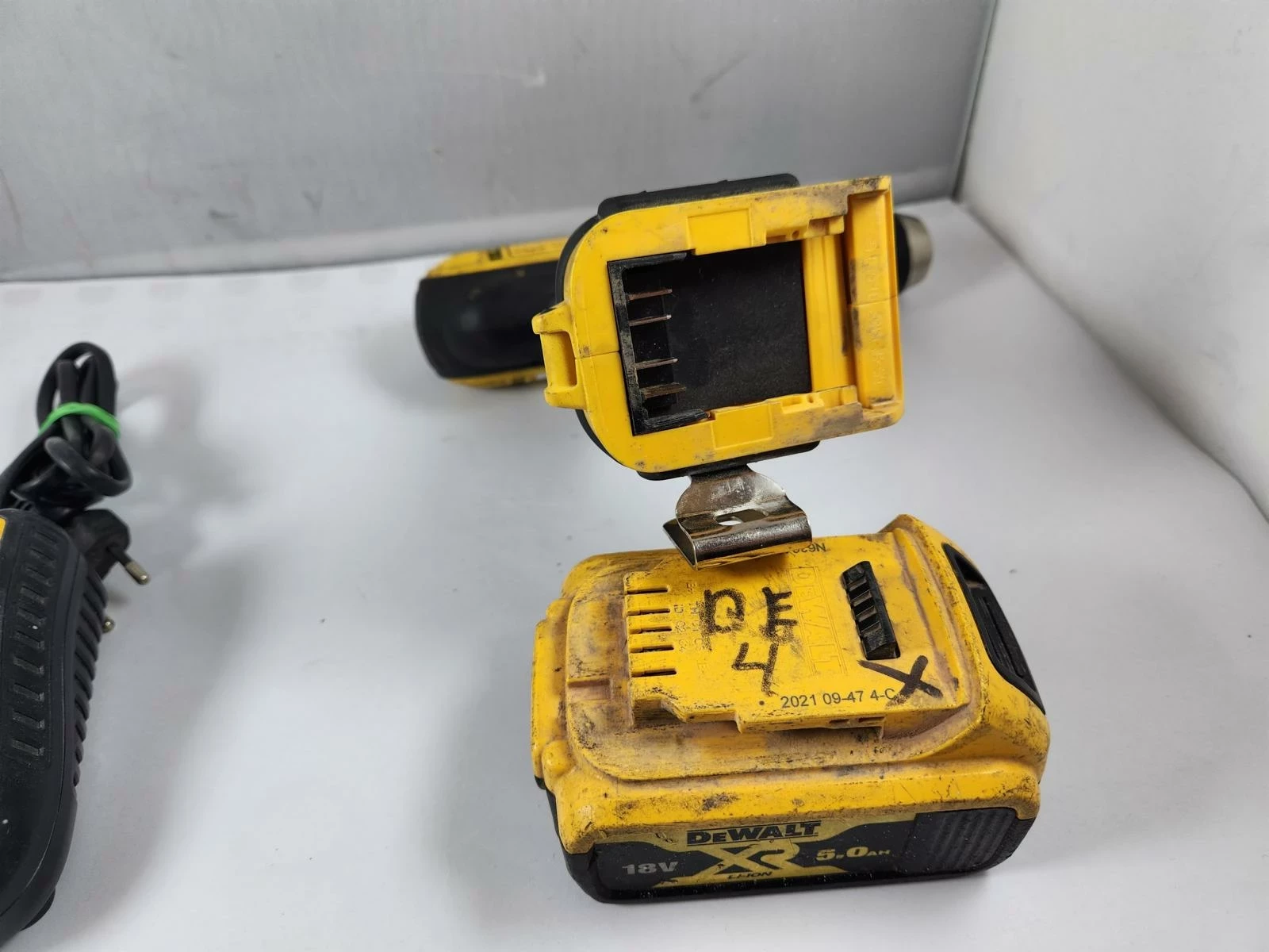 wkretarka-dewalt-dcd771-aku-5ah-ladowarka-zasilanie-209202-1769478