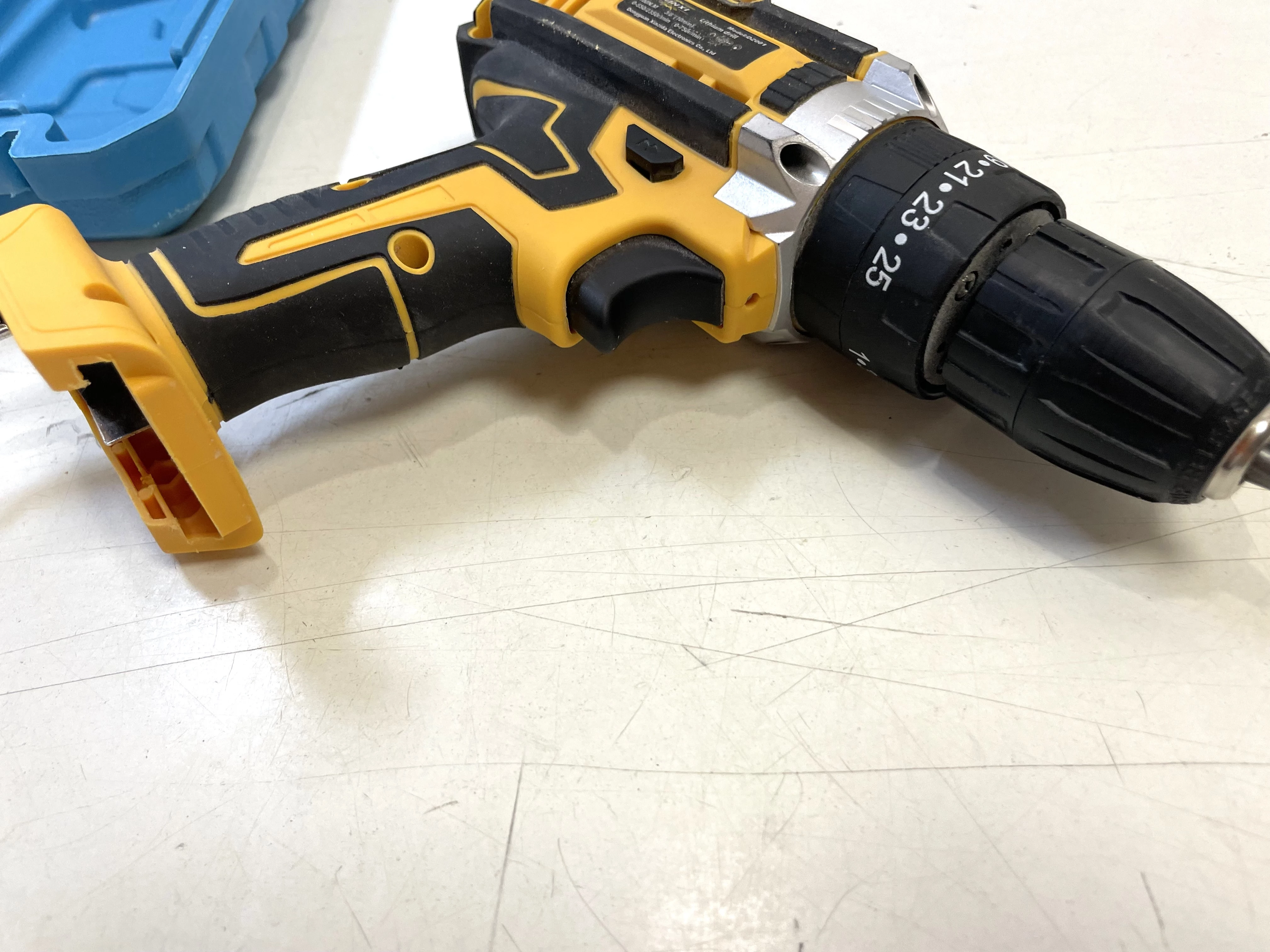 wkretarka-yunxi-walizka-zasilanie-209202-1769478